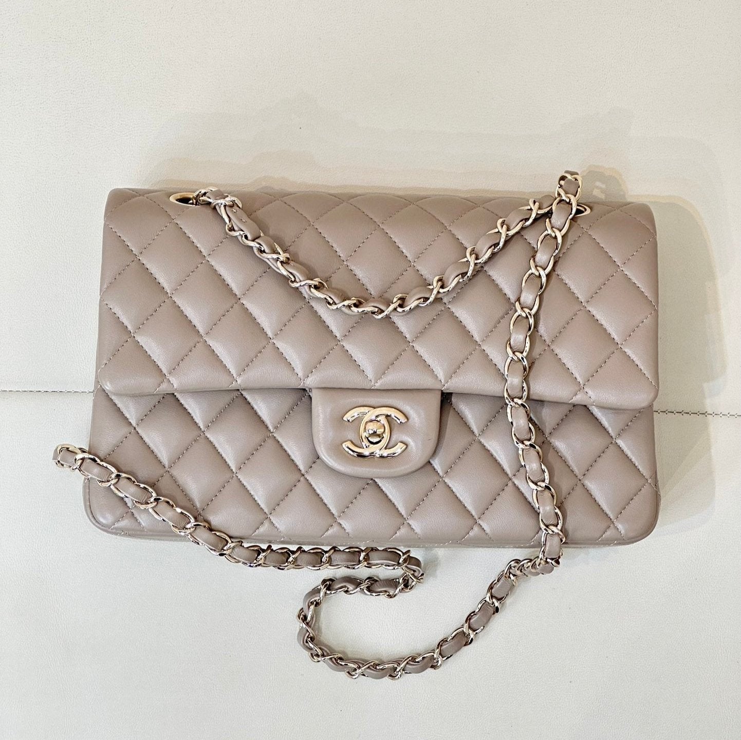 CLASSIC FLAP 25CM BEIGE LAMBSKIN LIGHT GOLD HARDWARE