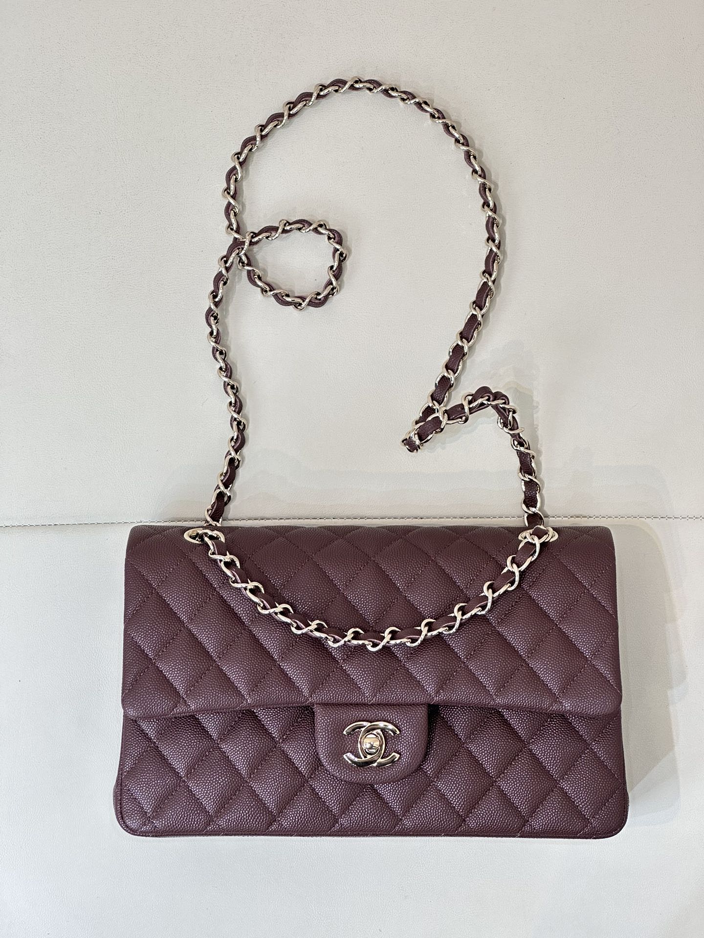 CLASSIC FLAP 25CM BURGUNDY CAVIAR LIGHT GOLD HARDWARE