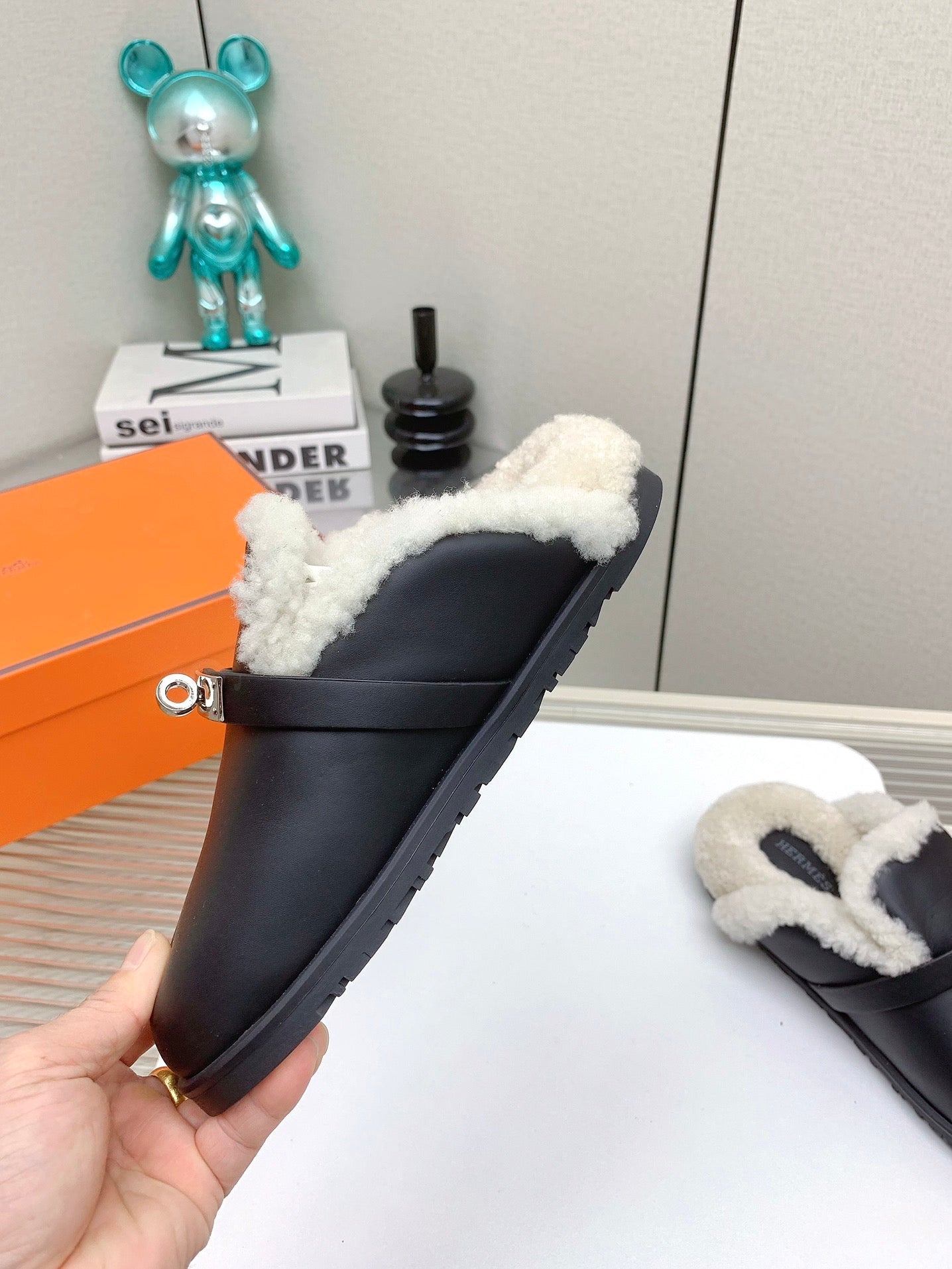 HM Mule 30mm In Black With Fleece And Cowhide Lining  971388