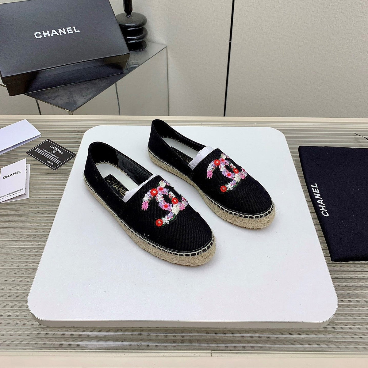CC 26s Espadrilles Flats Black Floral Canvas 163531