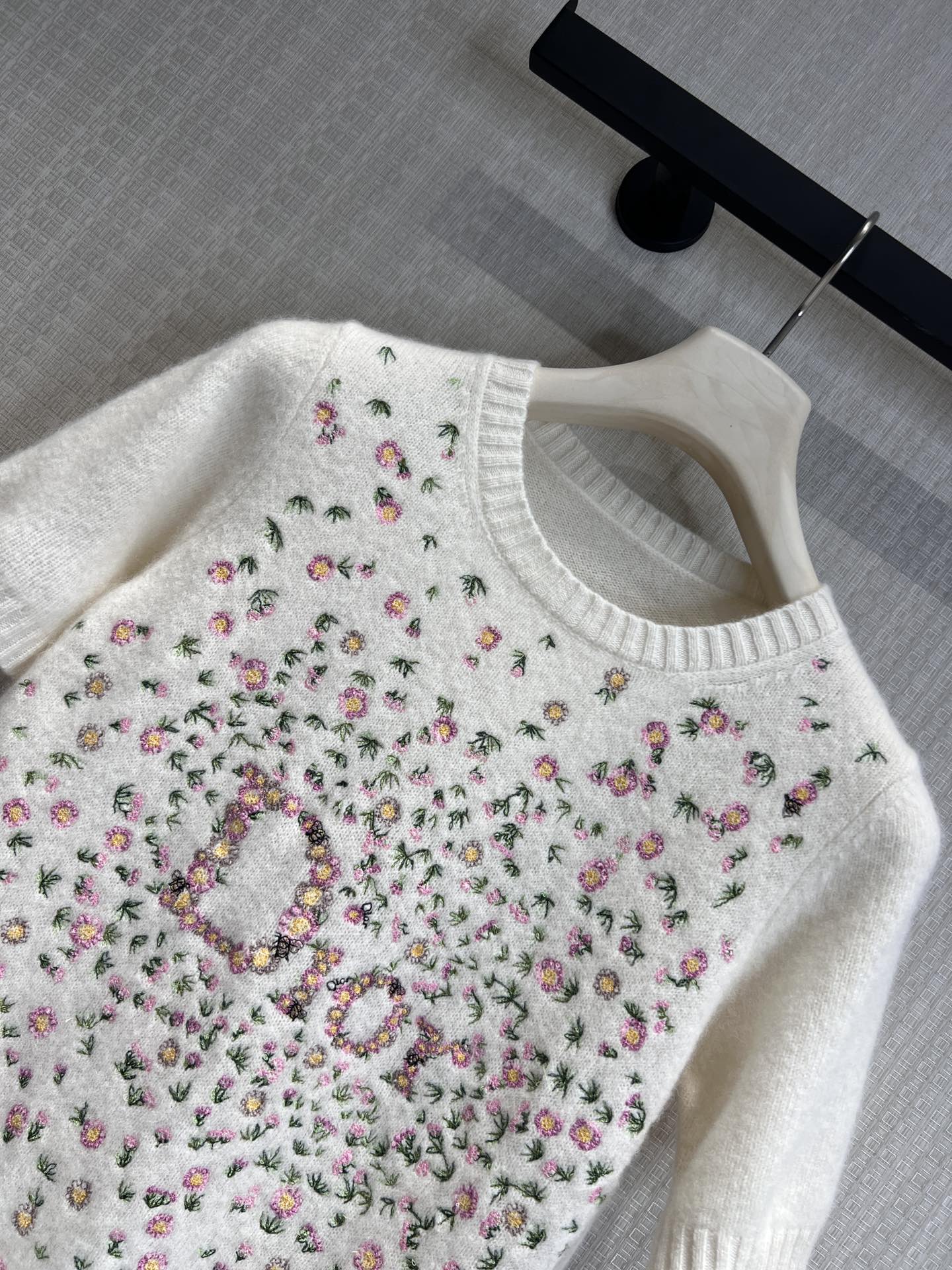 CD 26s Short-Sleeved Embroidered Sweater Ivory Cashmere