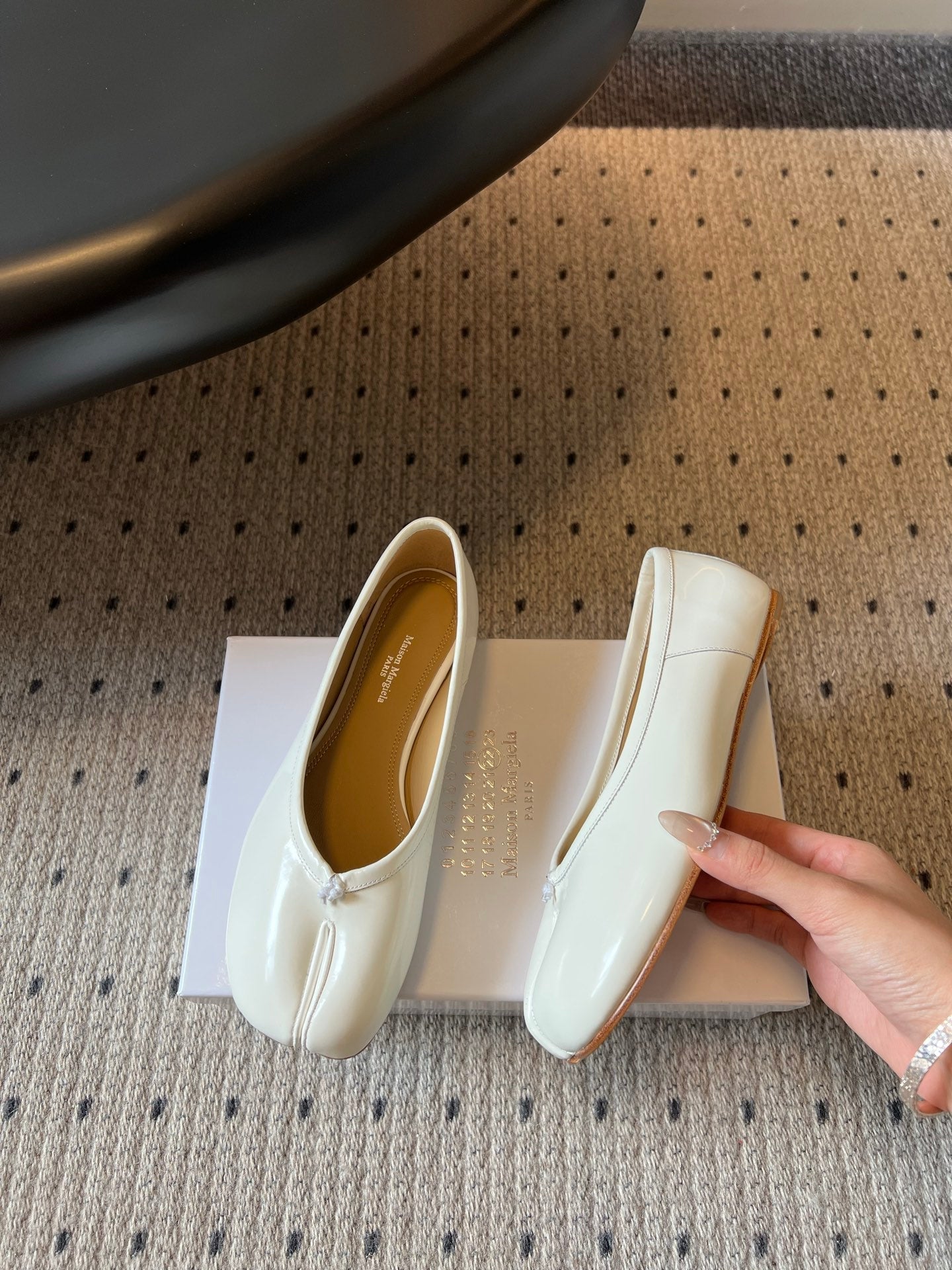 Maison Margiela Tabi Shoes Flat Cream Patent Leather 828084