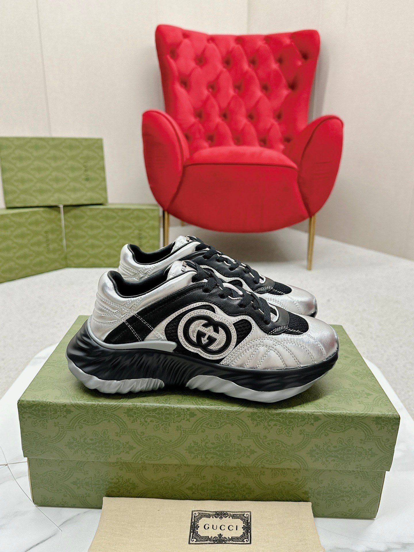 GG RIPPLE TRAINER LIGHT SILVER AND BLACK LAMBSKIN