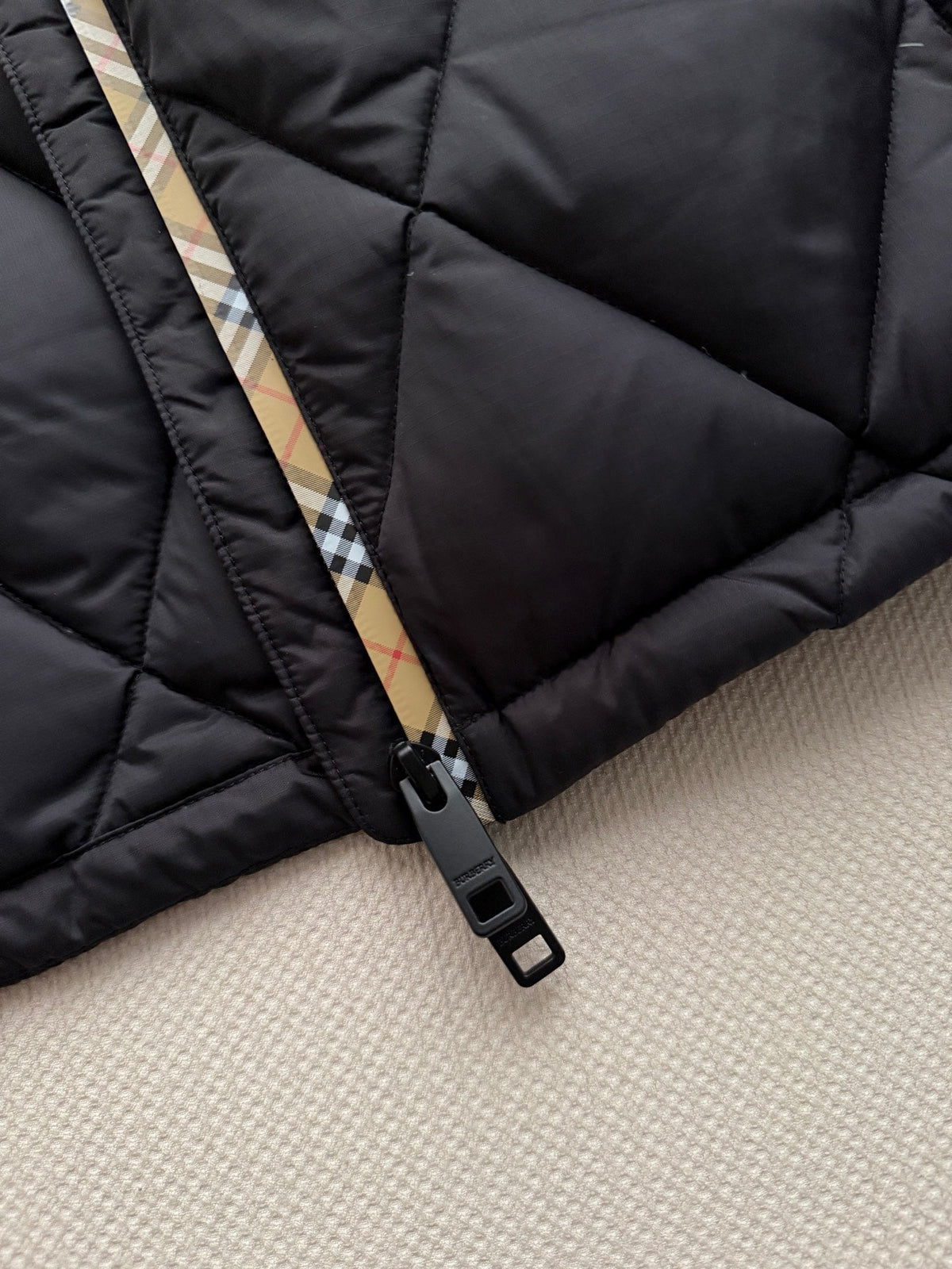 Burberry 26s Jacket Black Down 447295