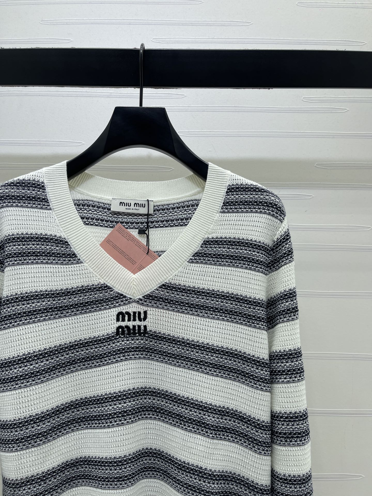 Miu 26s V-Neck Long-Sleeved Sweater 406590
