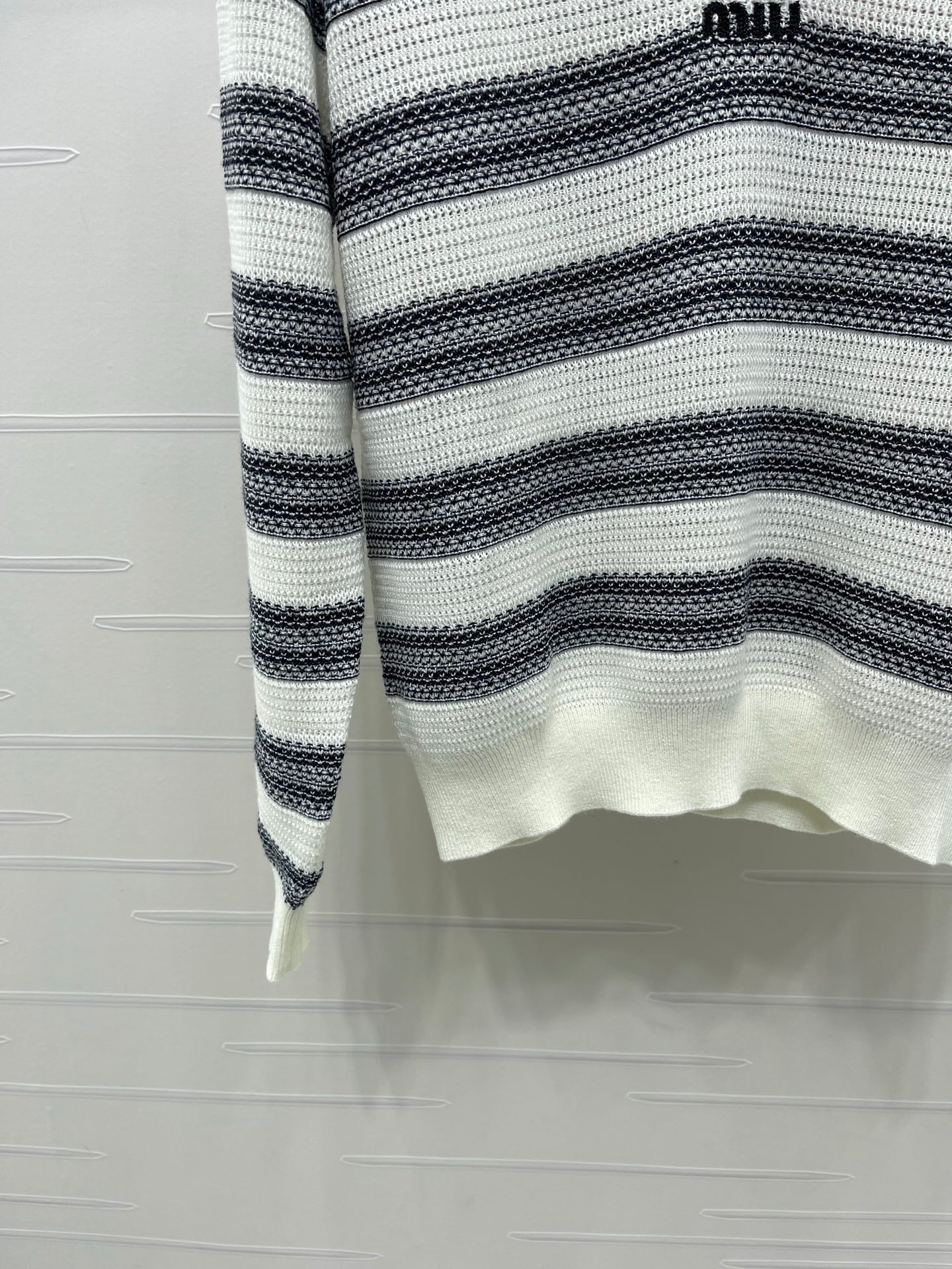 Miu 26s V-Neck Long-Sleeved Sweater 406590