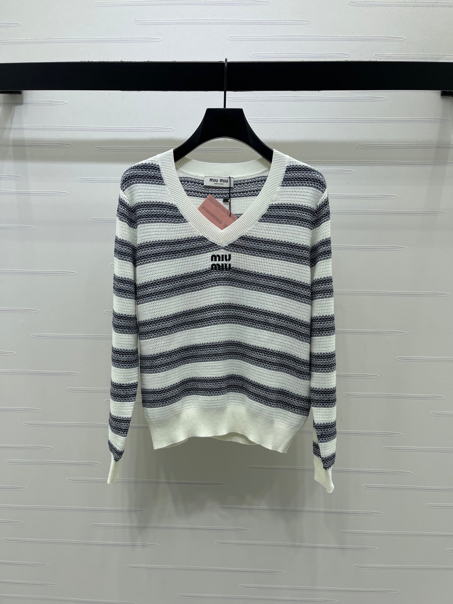 Miu 26s V-Neck Long-Sleeved Sweater 406590