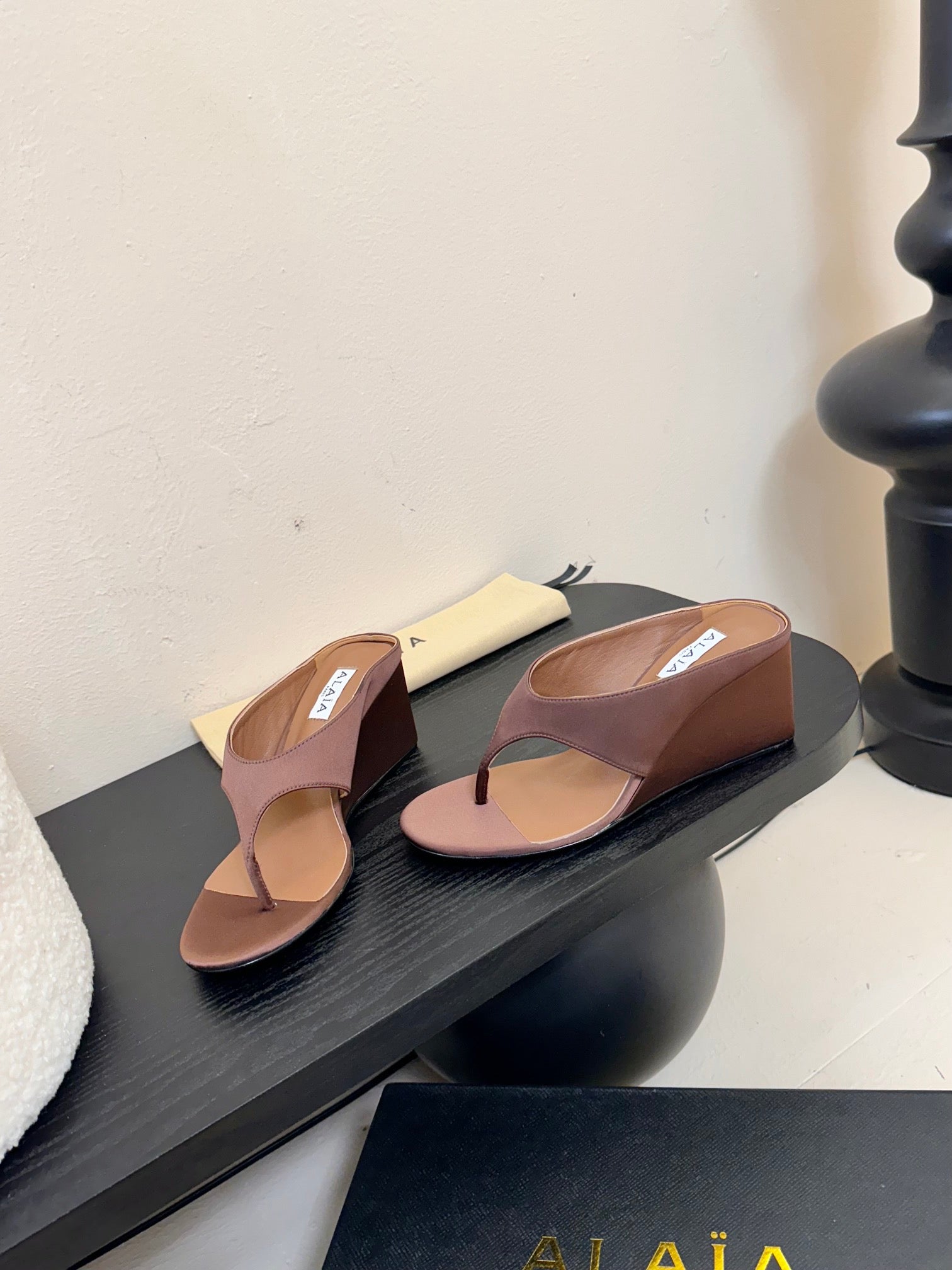 Alaia 25 Cube Thong Mules Brown Satin Sheepskin 297040