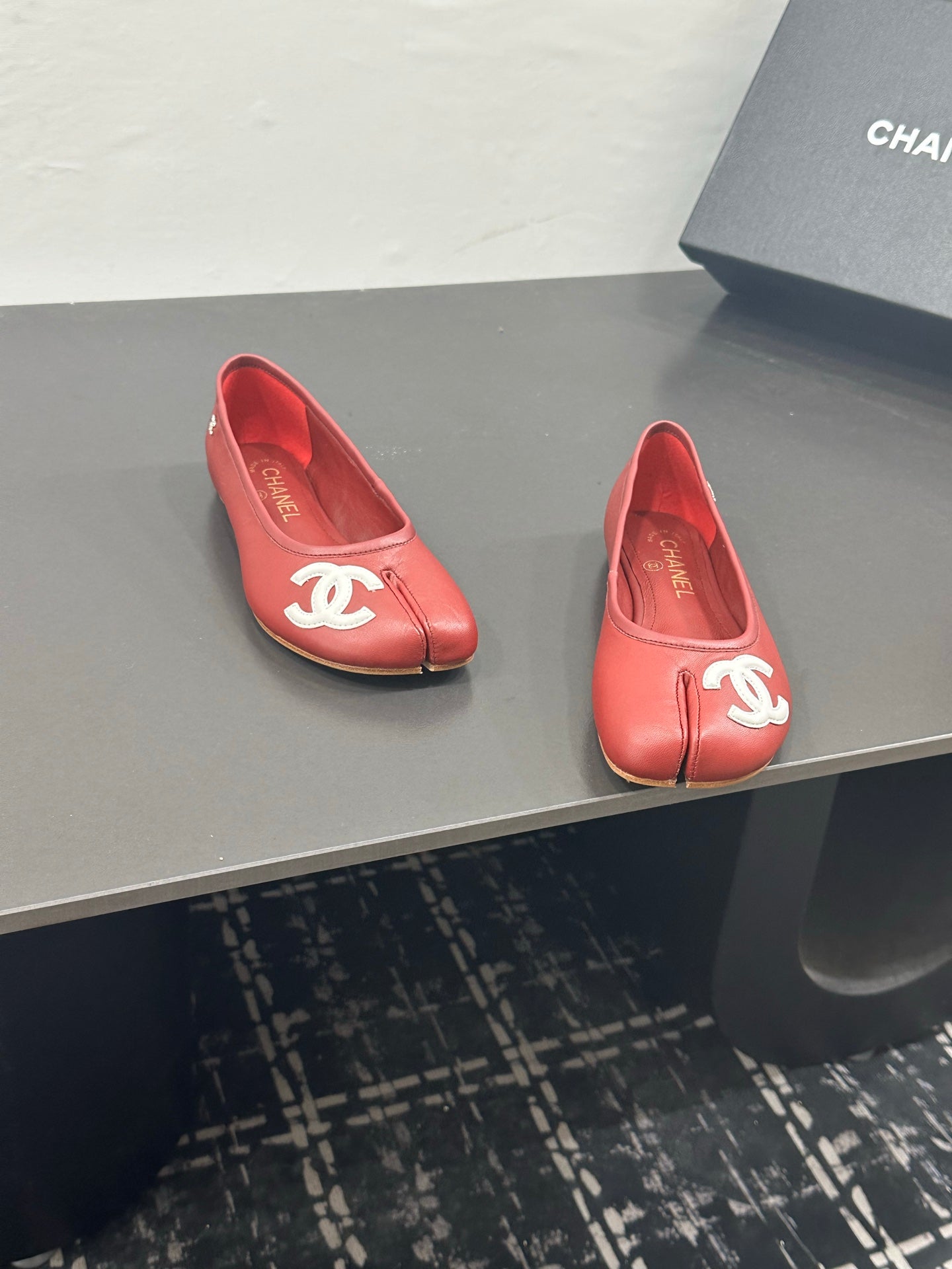 CC 26s Coco Beach Split-Toe Ballet Flats Red Lambskin 832538