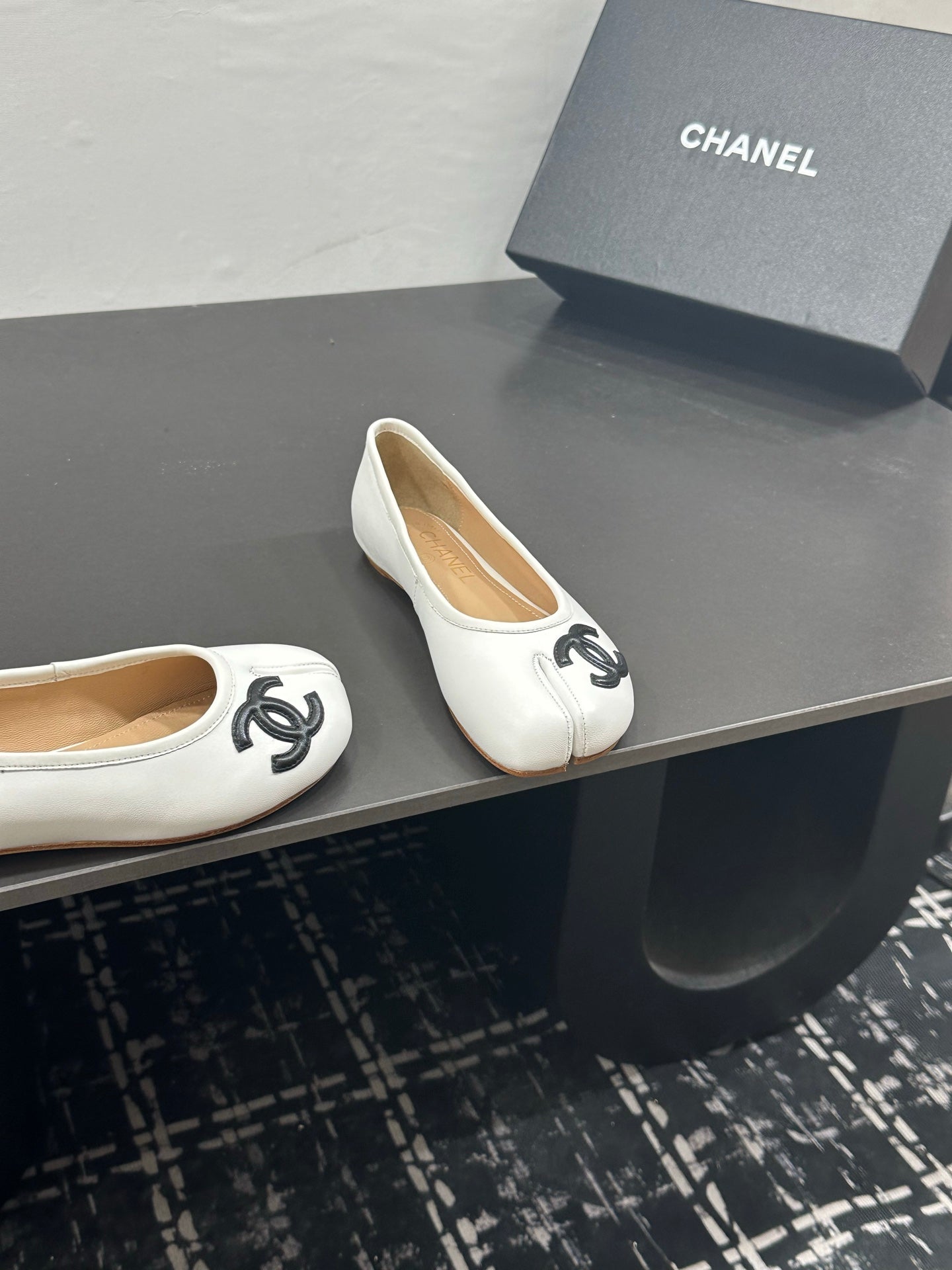 CC 26s Coco Beach Split-Toe Ballet Flats White Lambskin 832537