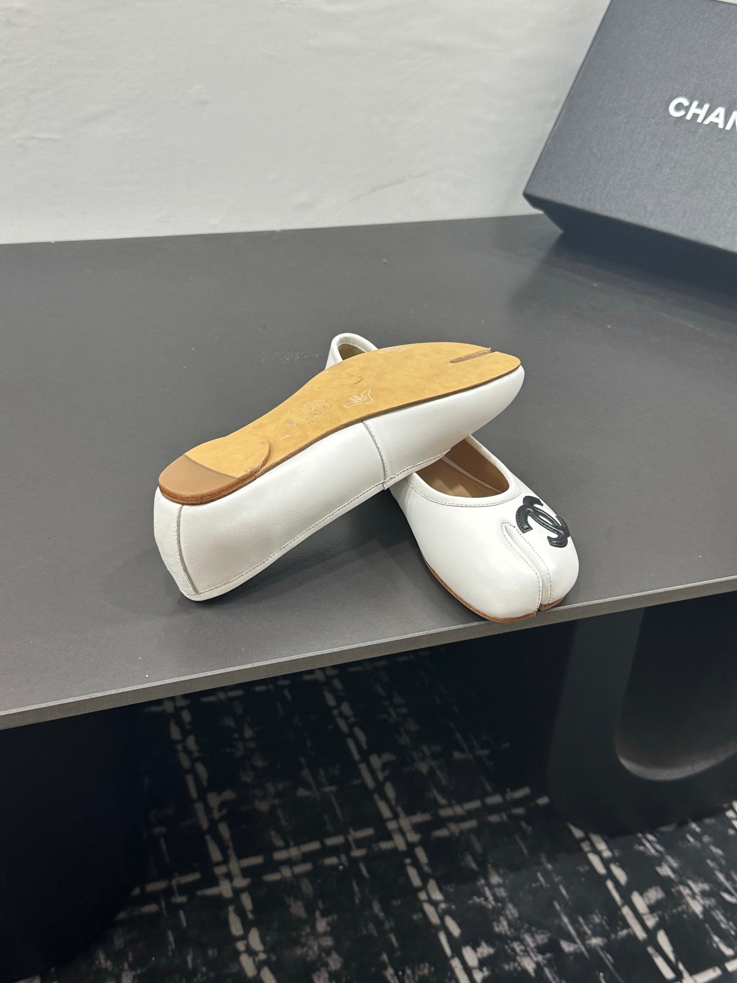 CC 26s Coco Beach Split-Toe Ballet Flats White Lambskin 832537