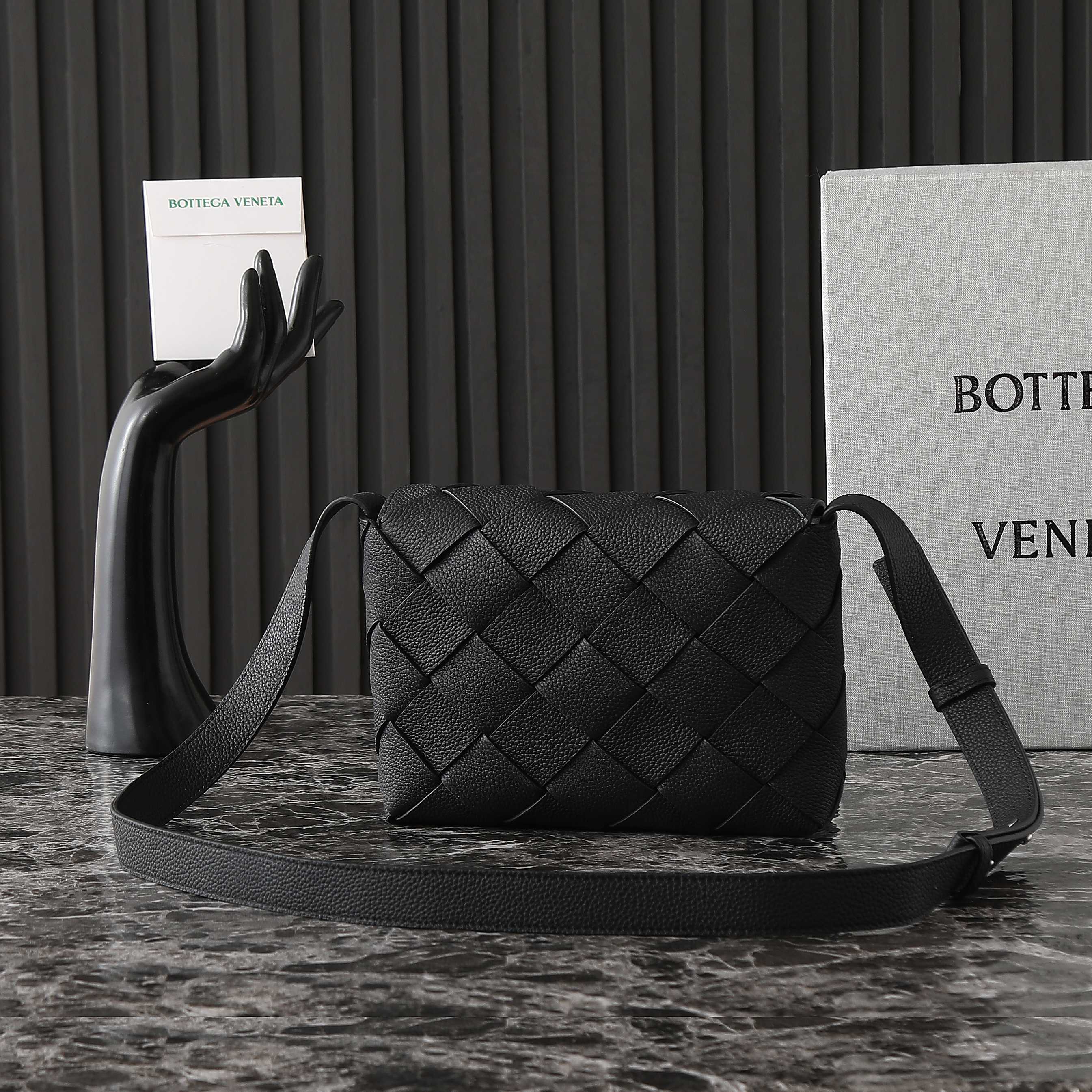 BV 25S DIAGO SHOULDER BAG 25.5 IN BLACK GRAIN COWHIDE
