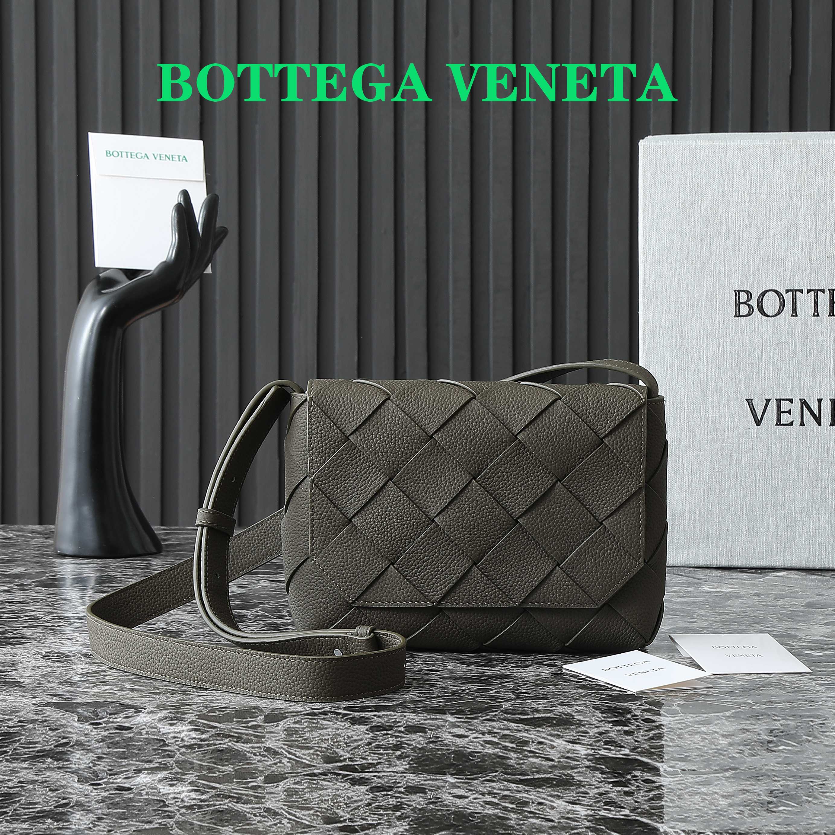 BV 25S DIAGO SHOULDER BAG 25.5 IN VERY DEEP OLIVE GRAIN COWHIDE