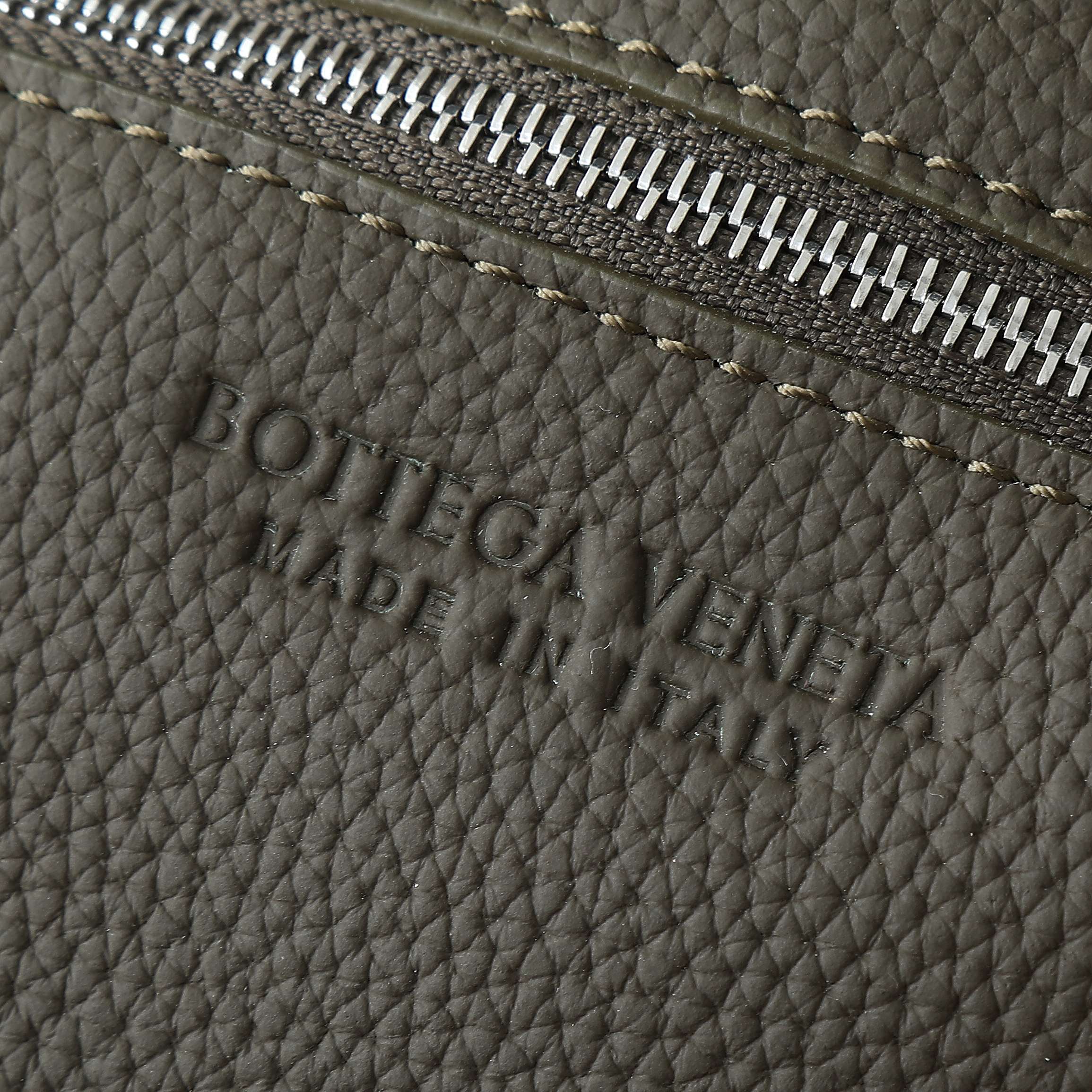 BV 25S DIAGO SHOULDER BAG 25.5 IN VERY DEEP OLIVE GRAIN COWHIDE