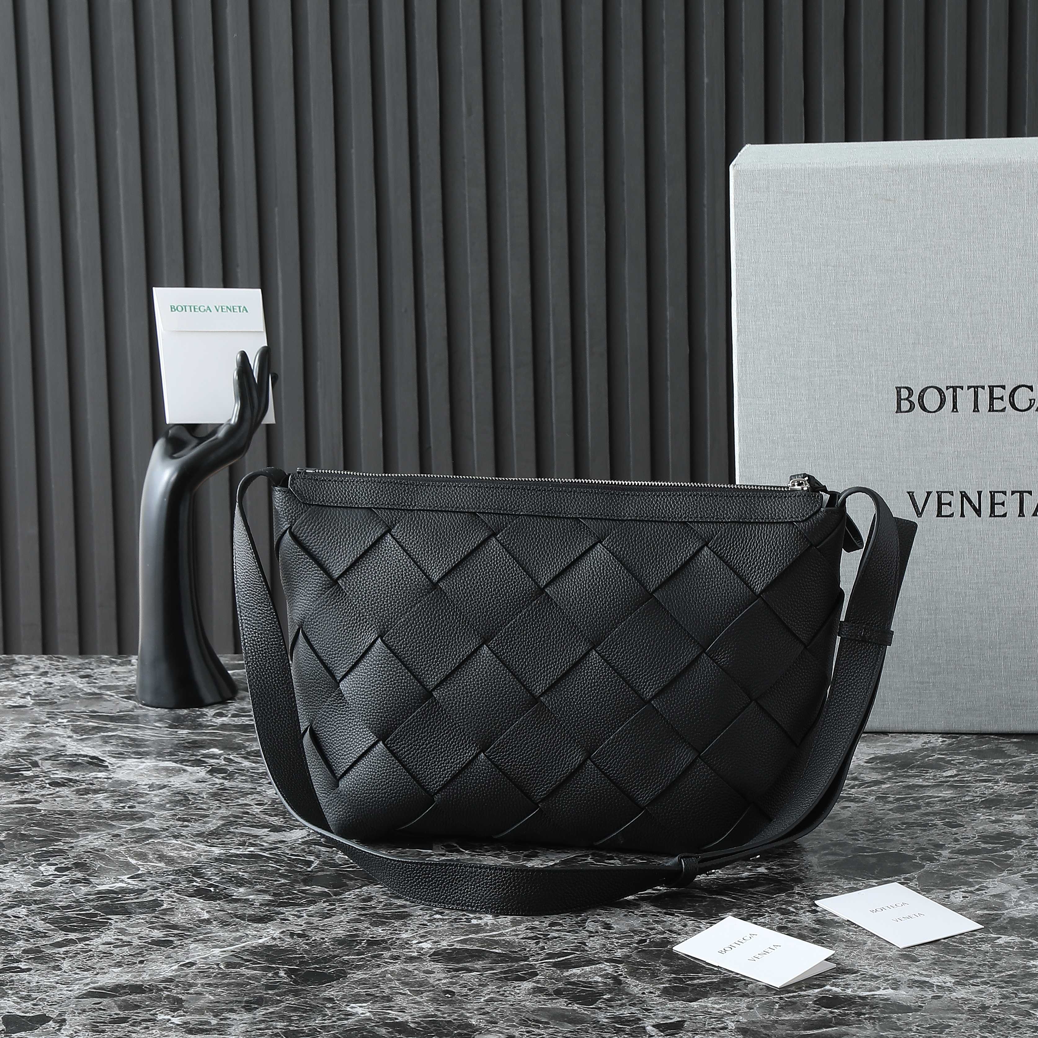 BV 25S DIAGO HOBO 39 IN BLACK GRAIN COWHIDE