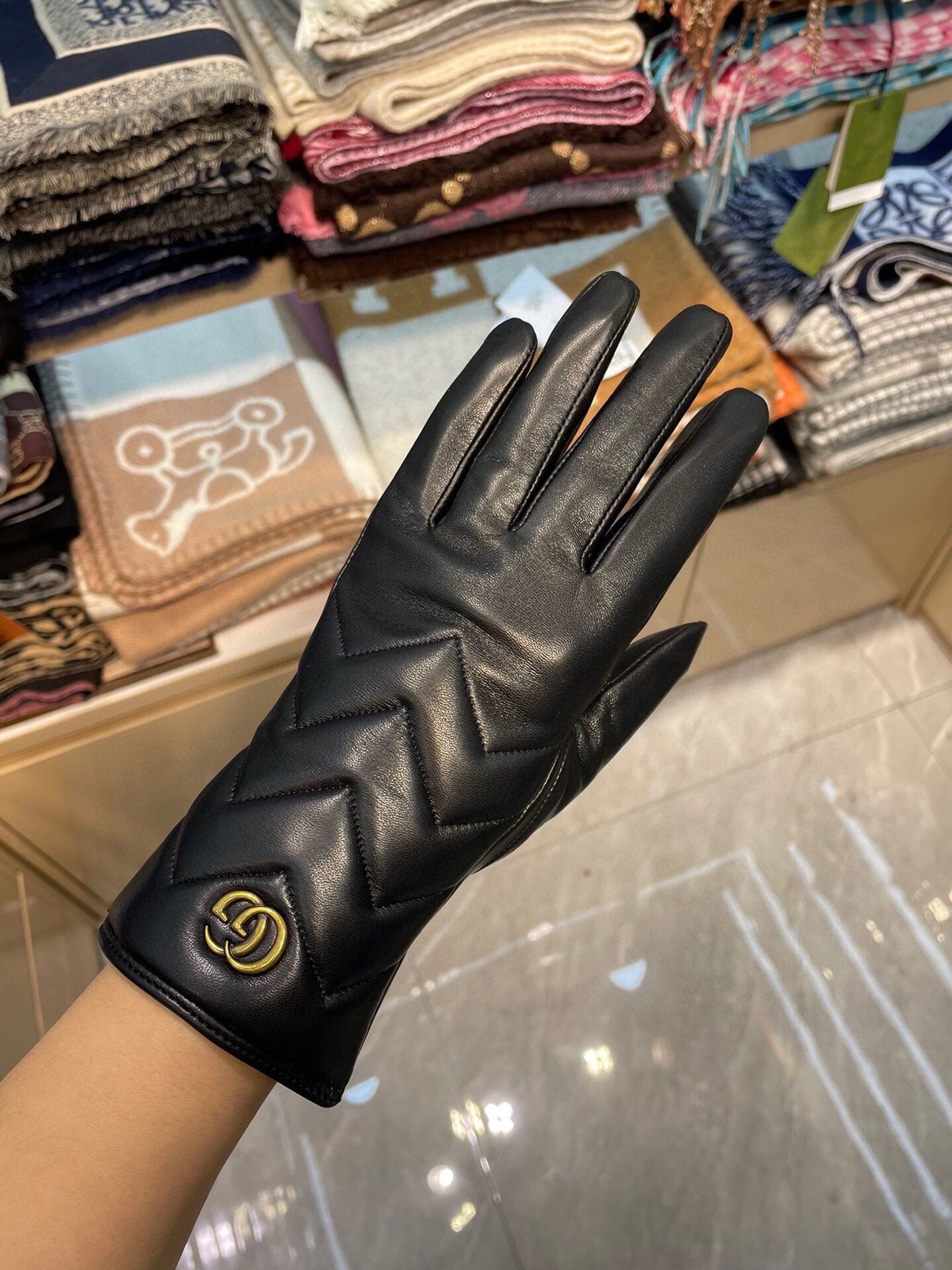 MARMONT GLOVES IN BLACK LAMBSKIN 463844