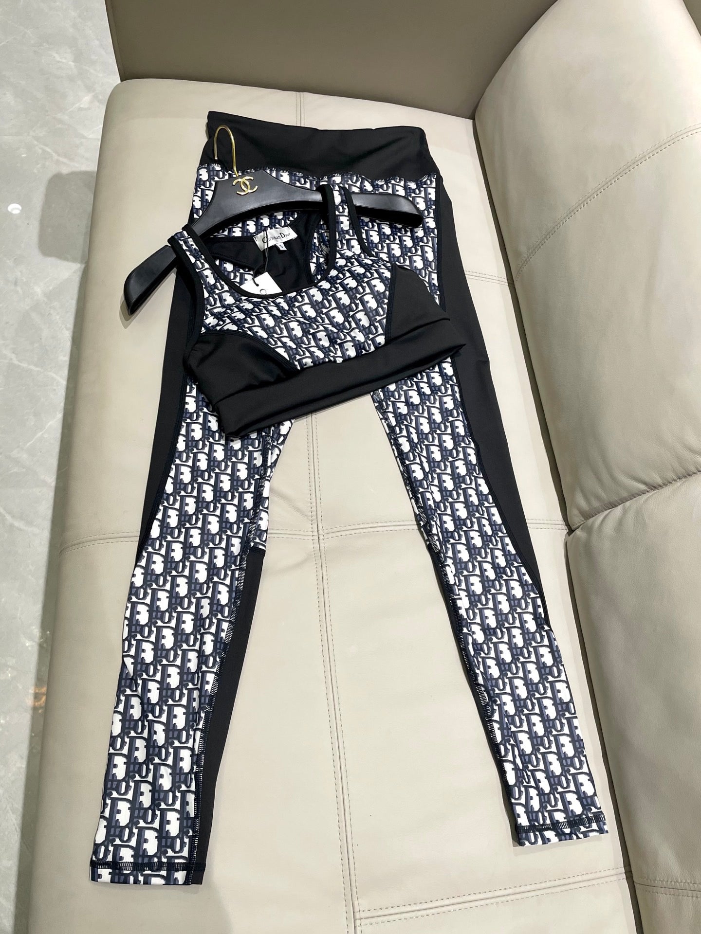 CD Yoga Set White Black 198910