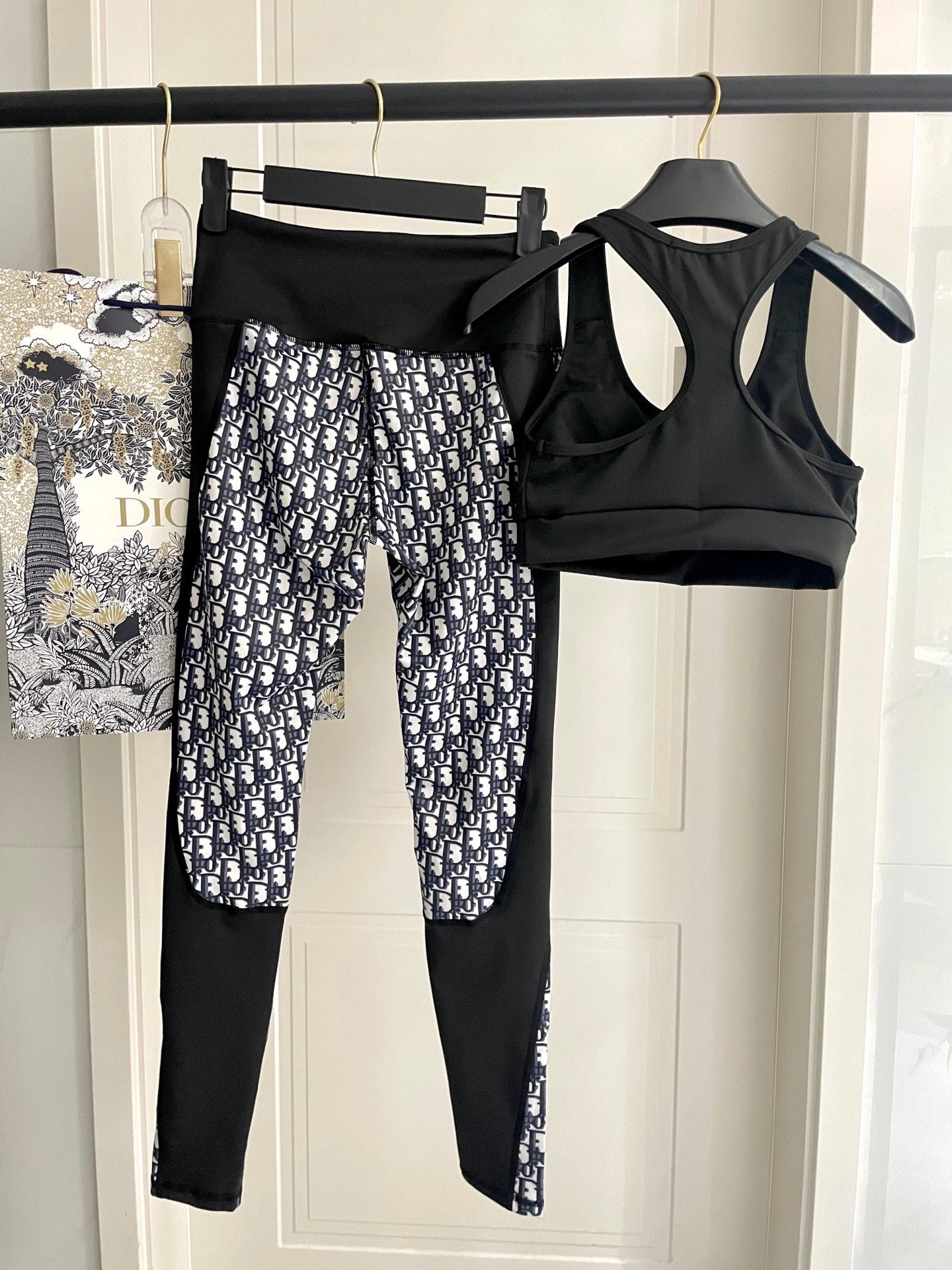 CD Yoga Set White Black 198910