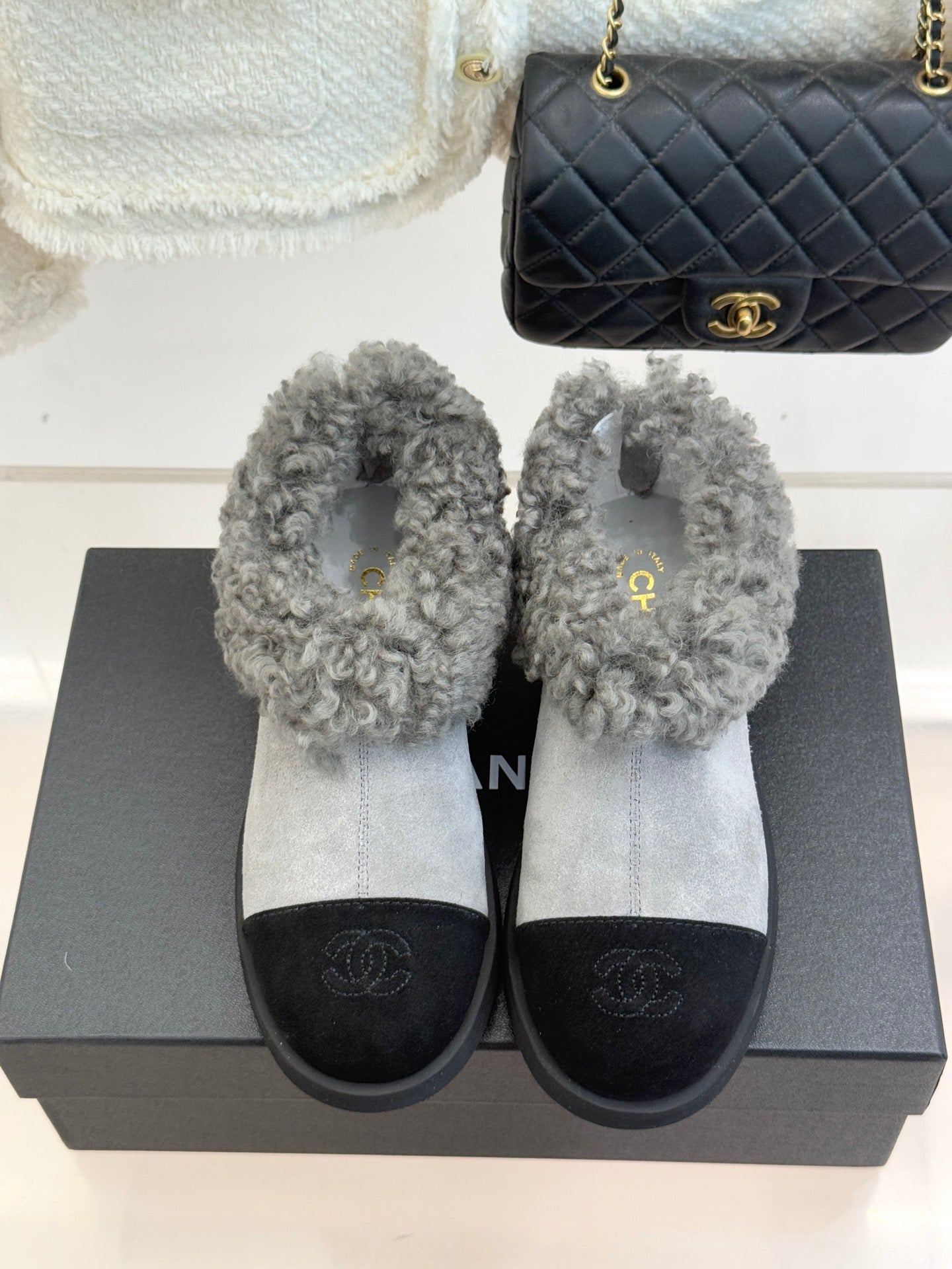 CC 25s Furry Snow Boots Gray Black Suede Wool 512062