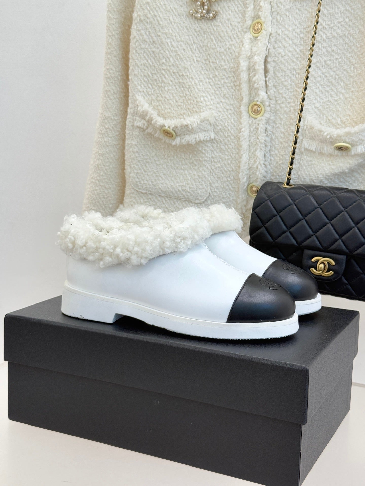 CC 25s Furry Snow Boots White Black Leather Wool 512065