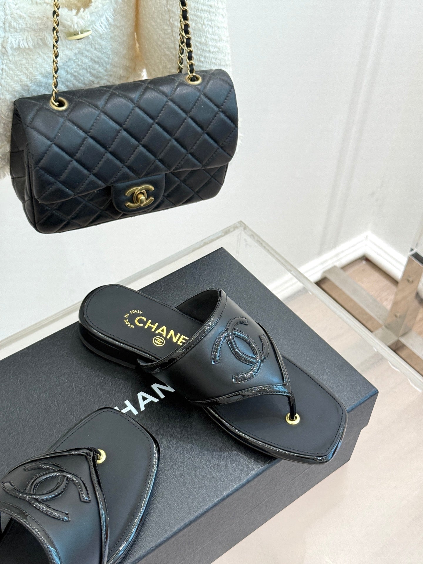 CC 26s Thong Sandal Black Lambskin Patent Leather 917805