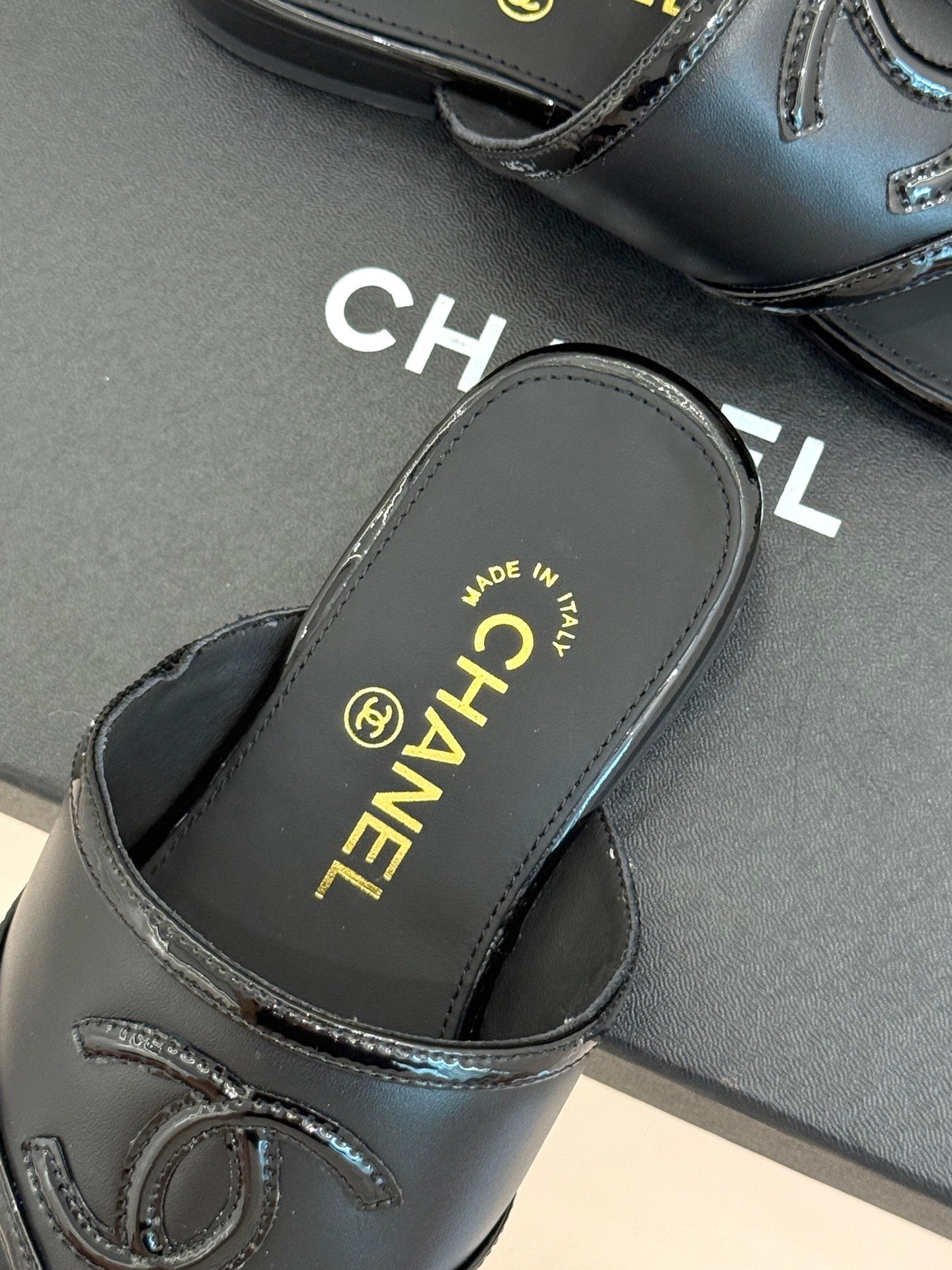 CC 26s Thong Sandal Black Lambskin Patent Leather 917805