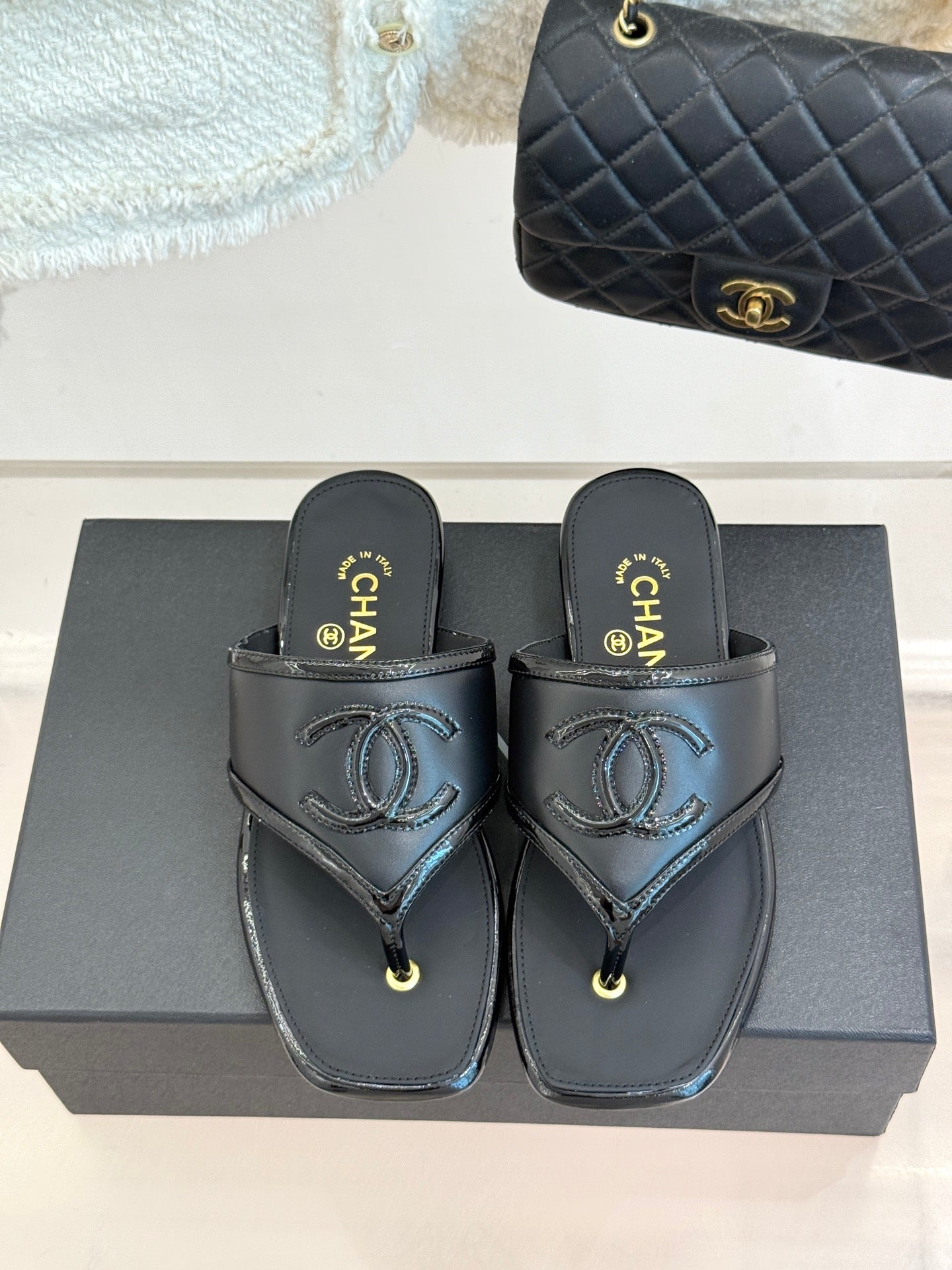 CC 26s Thong Sandal Black Lambskin Patent Leather 917805