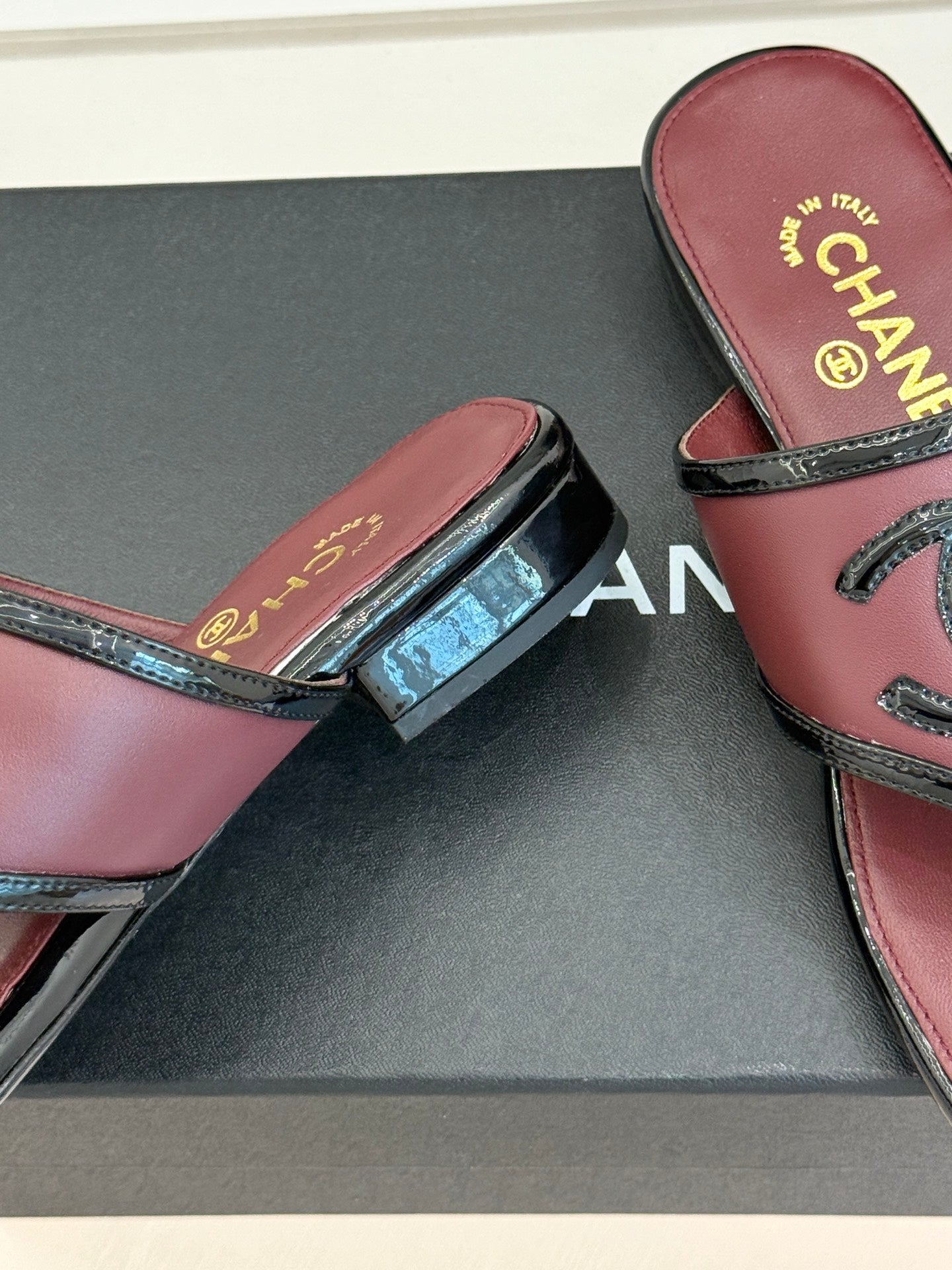 CC 26s Thong Sandal Black Burgundy Lambskin Patent Leather 917806