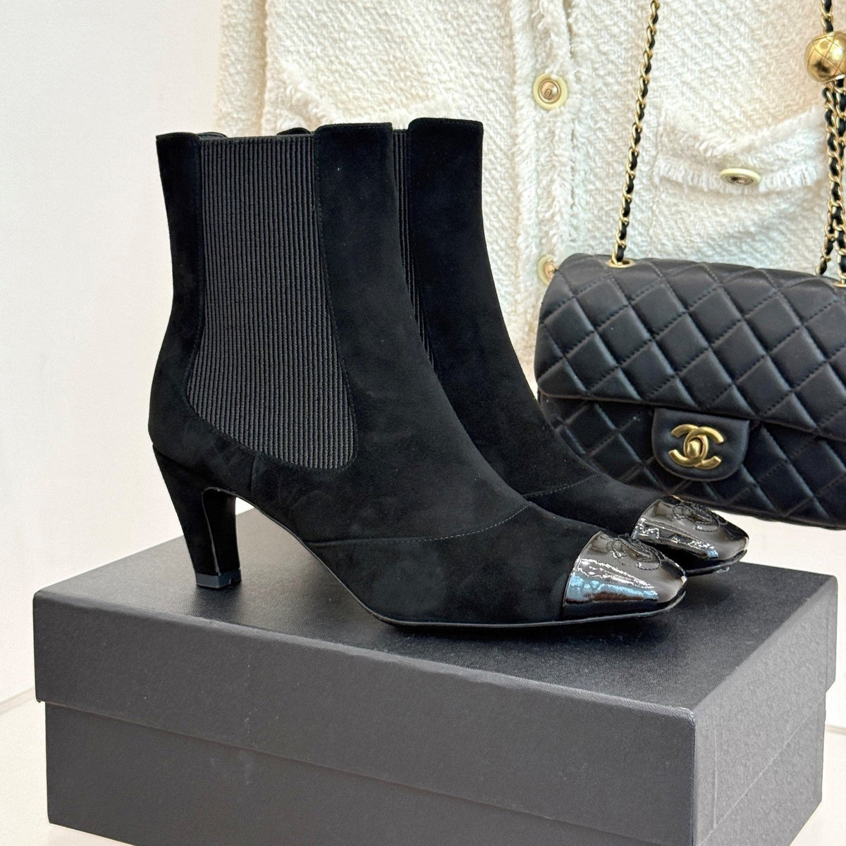 Chanel 26s Patent Cap Toe Chelsea Ankle Boots 7cm Suede Black 153343