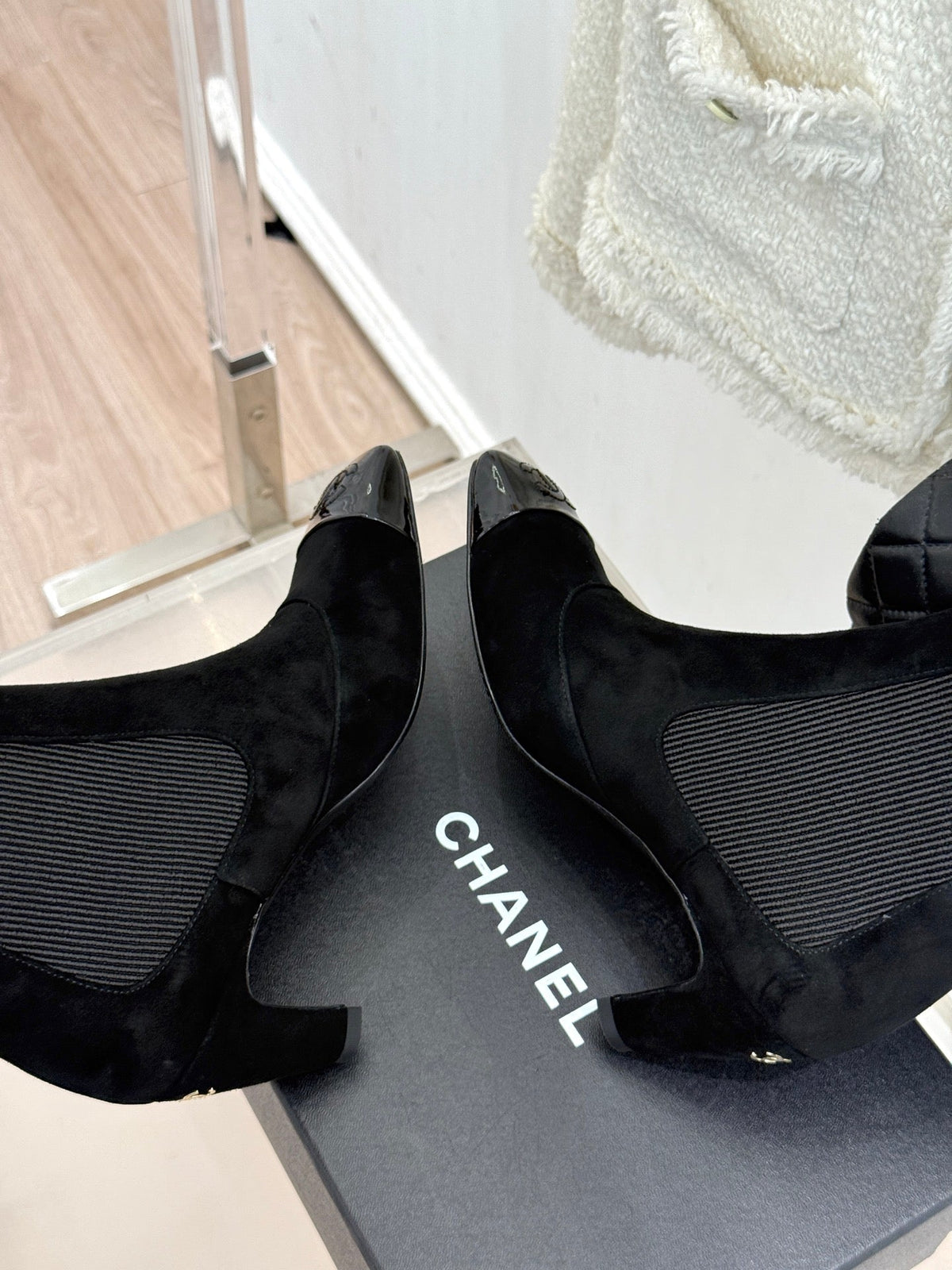 Chanel 26s Patent Cap Toe Chelsea Ankle Boots 7cm Suede Black 153343