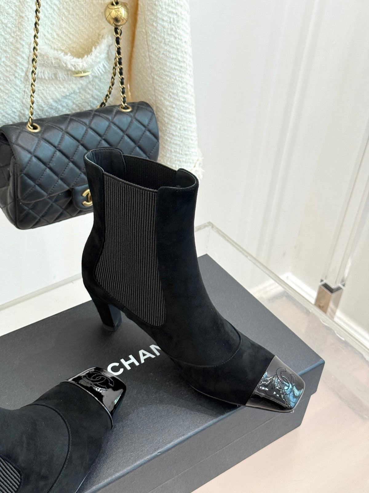 Chanel 26s Patent Cap Toe Chelsea Ankle Boots 7cm Suede Black 153343