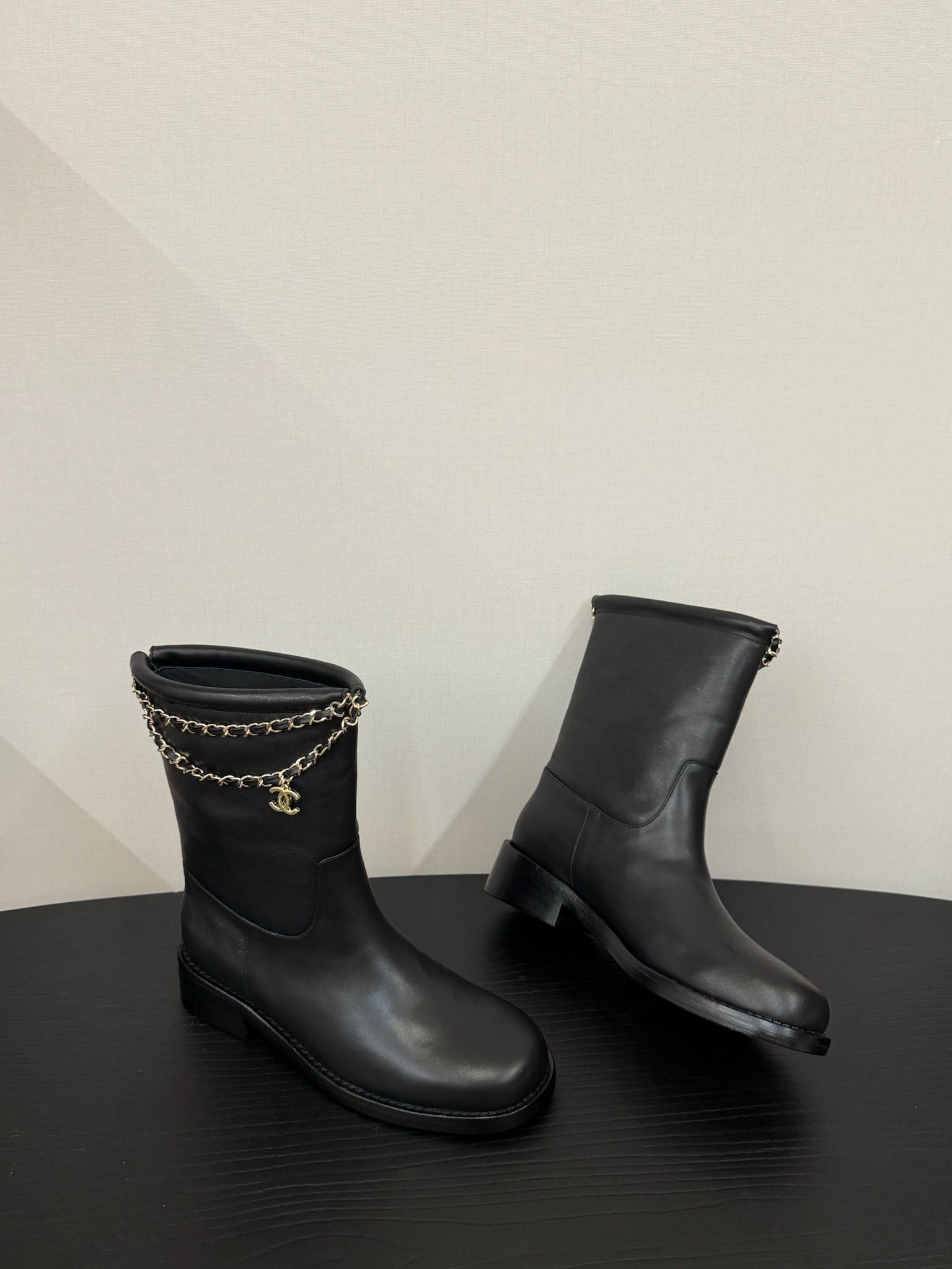CC 25s Short Flat Chain Knight Boots Black Leather 417841