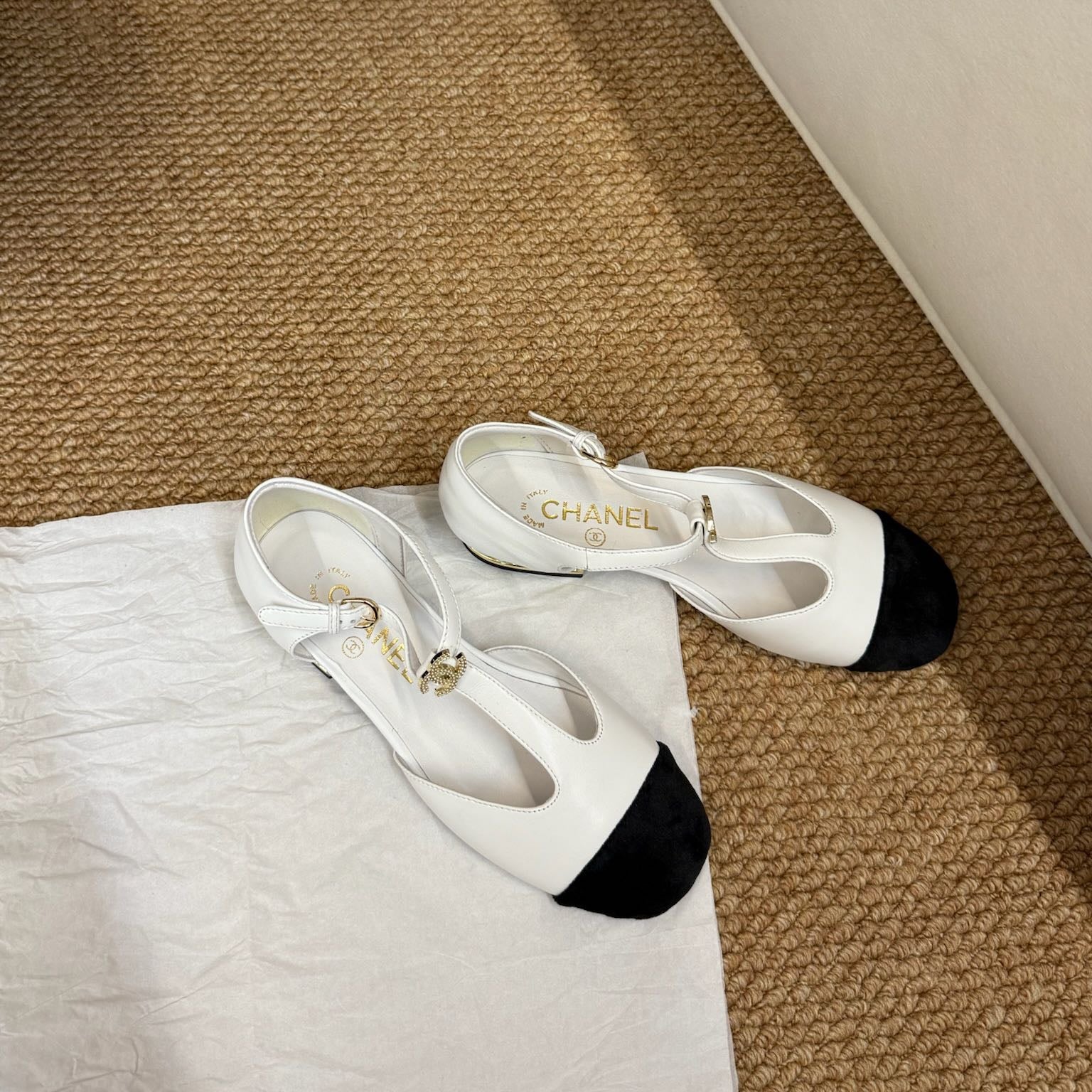 CC 26s Slingback Shoes In White Calfskin And Suede Gold Hardware