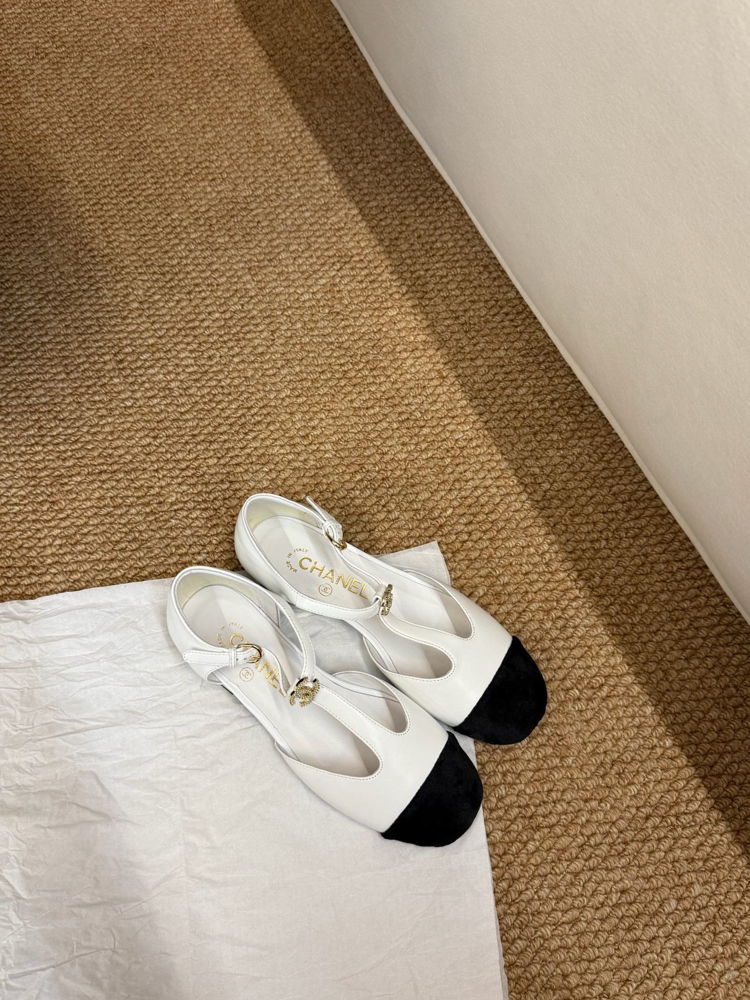 CC 26s Slingback Shoes In White Calfskin And Suede Gold Hardware