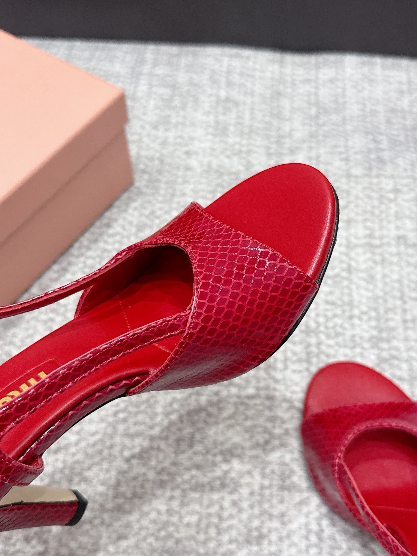 Miu 26s Heeled Sandals 8.5cm Red Snakeskin Texture 680491
