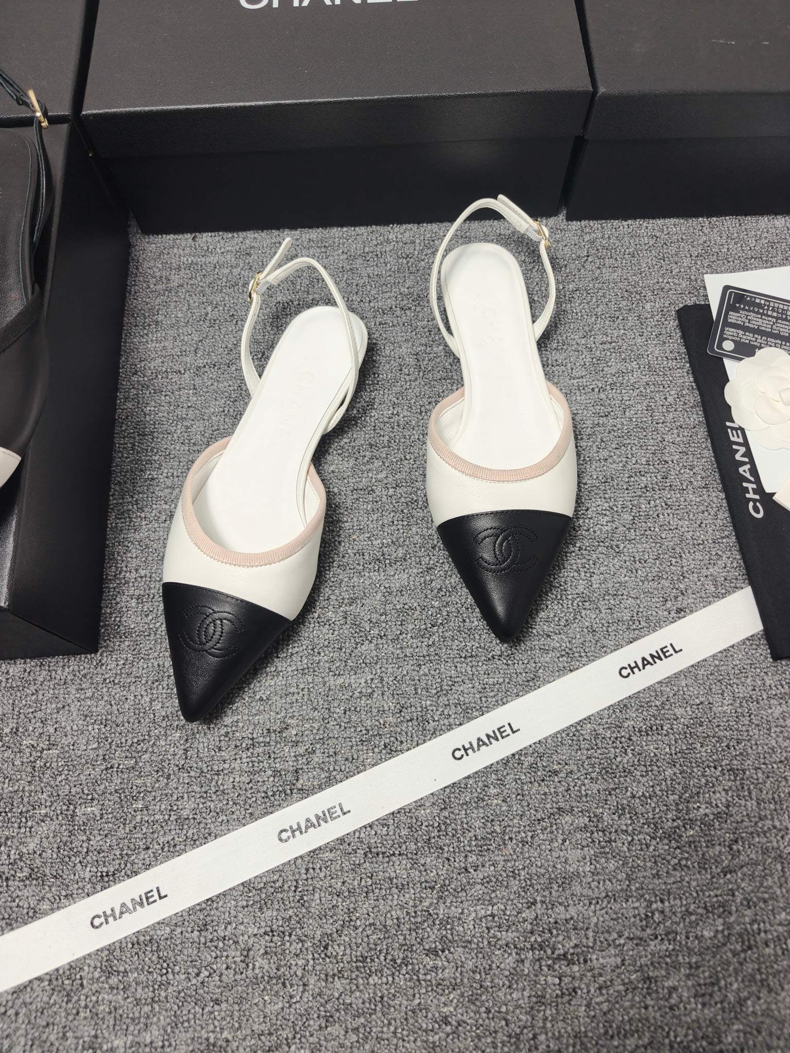 CC 26s Slingback Pointed Black White Leather 681975