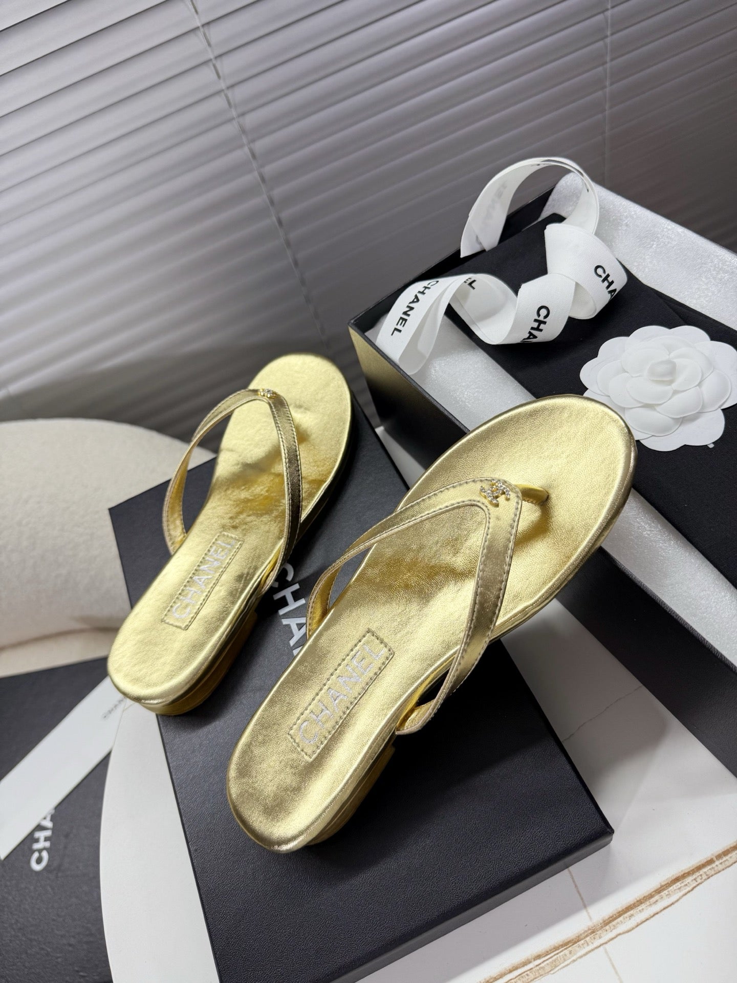 CC 25SS Thong Sandals Double C Rhinestone Gold Sheepskin 352432