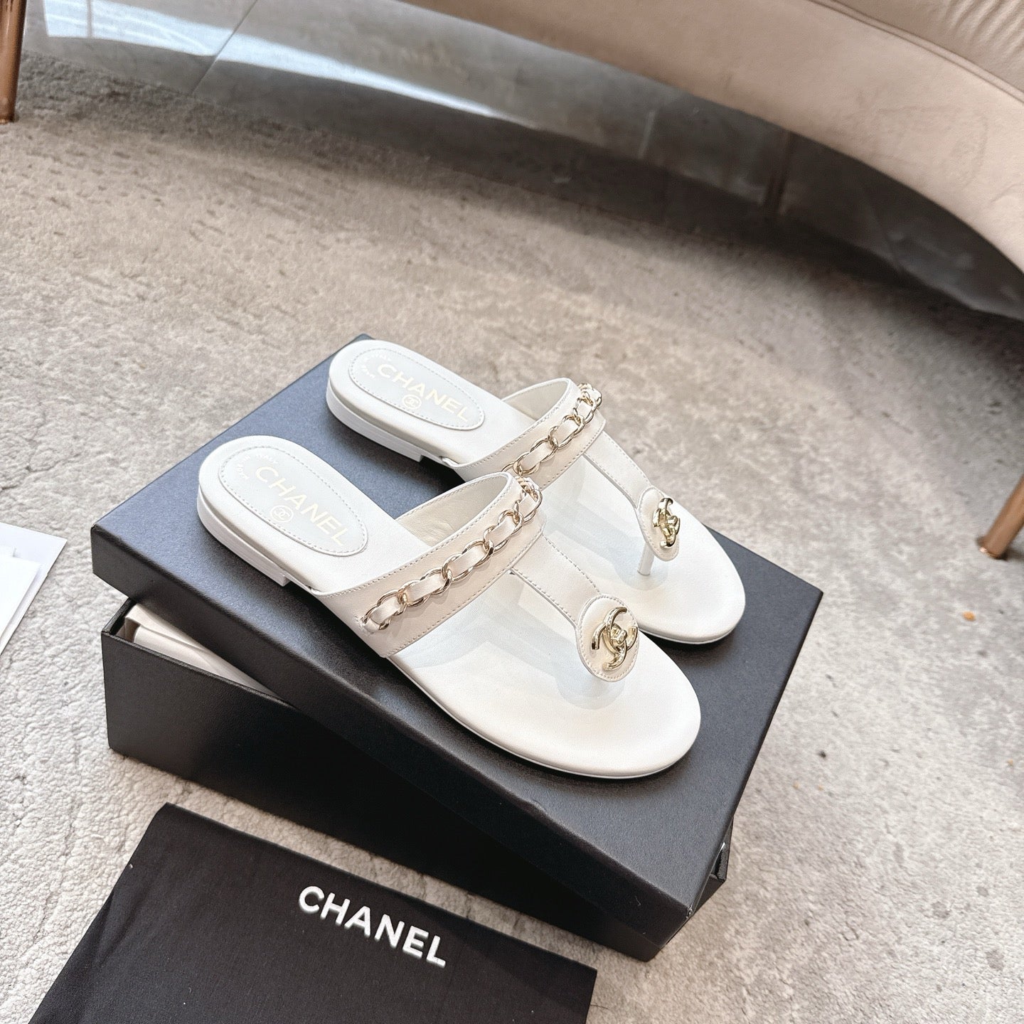 CC 26s Turnlock Chain Thong Sandals White Sheepskin 937194