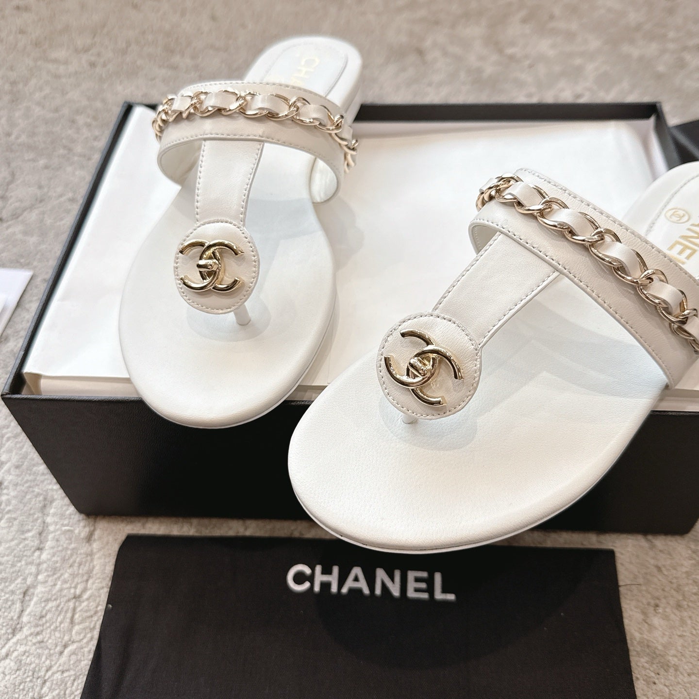 CC 26s Turnlock Chain Thong Sandals White Sheepskin 937194