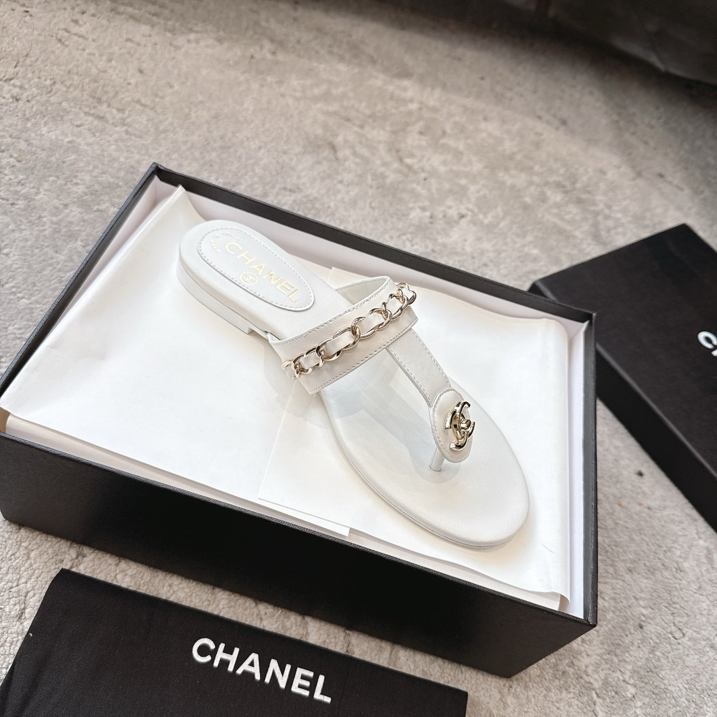 CC 26s Turnlock Chain Thong Sandals White Sheepskin 937194