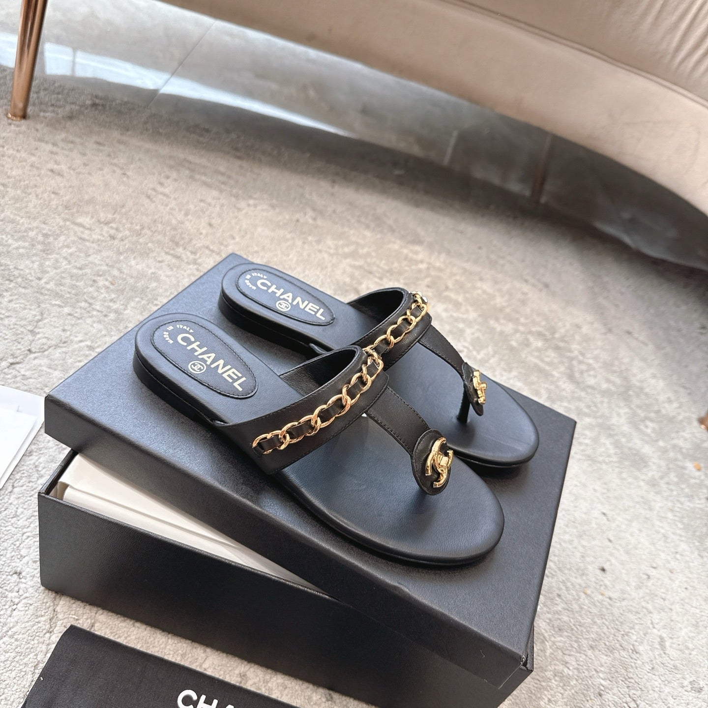 CC 26s Turnlock Chain Thong Sandals Black Sheepskin 937195