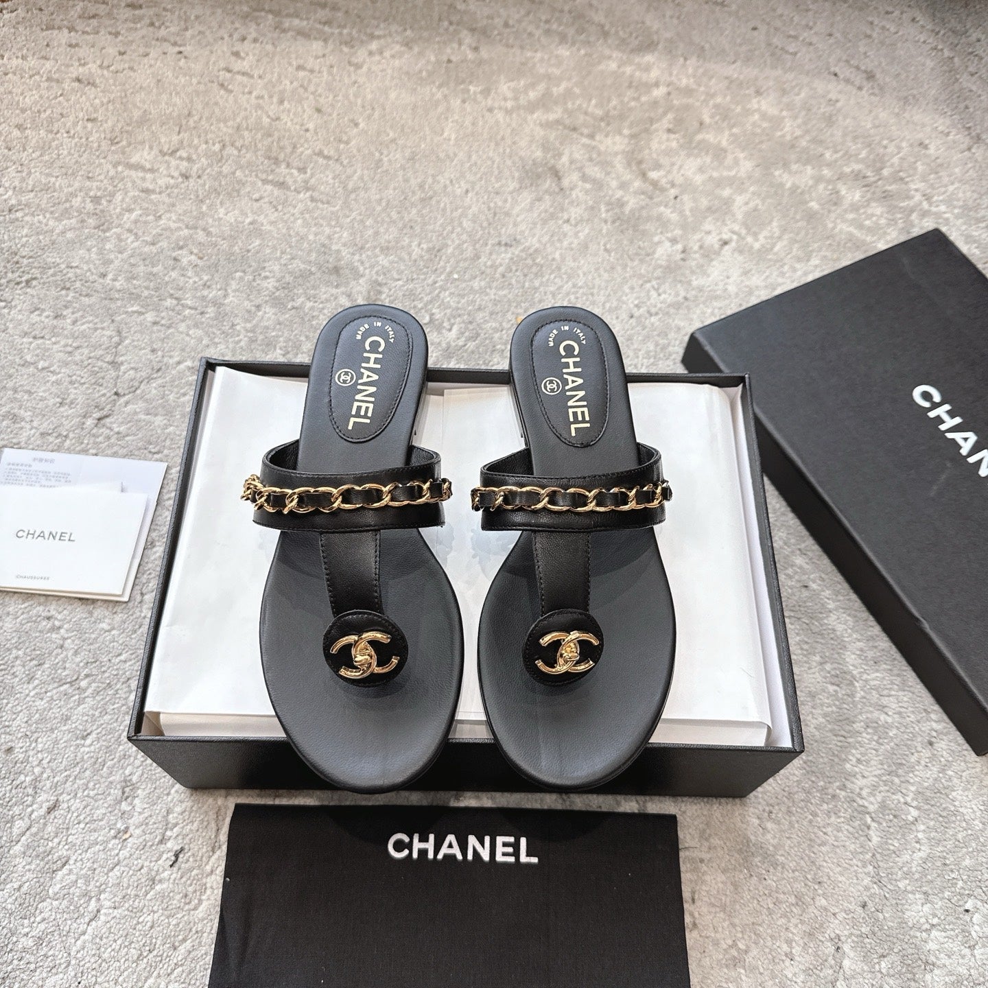 CC 26s Turnlock Chain Thong Sandals Black Sheepskin 937195