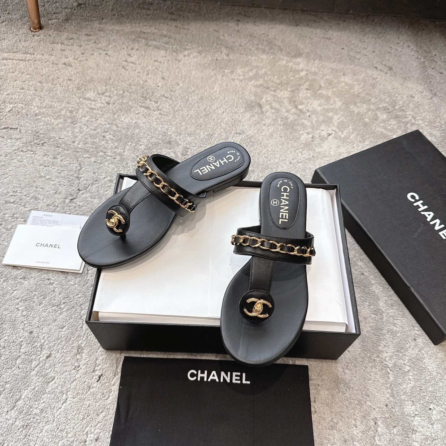 CC 26s Turnlock Chain Thong Sandals Black Sheepskin 937195