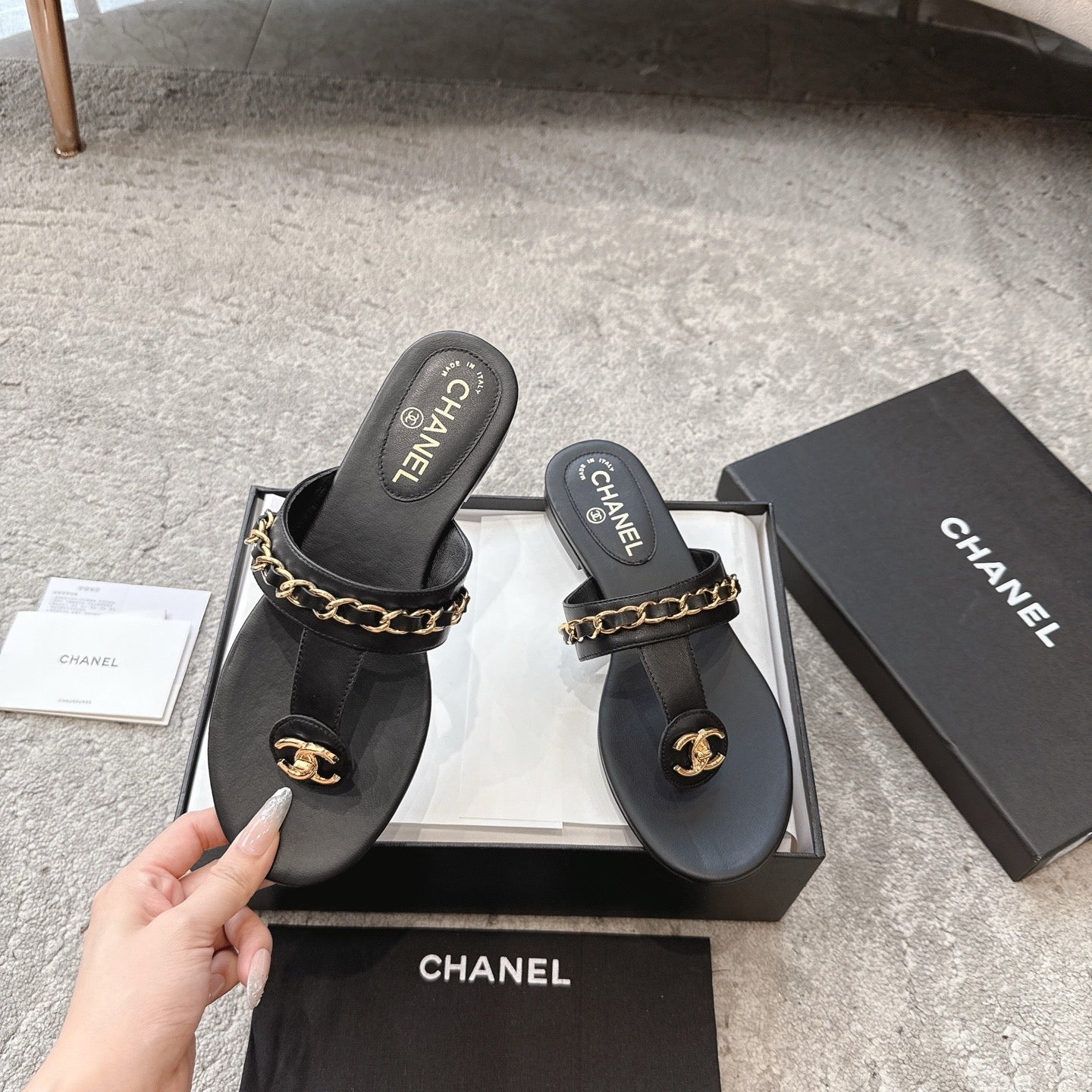 CC 26s Turnlock Chain Thong Sandals Black Sheepskin 937195
