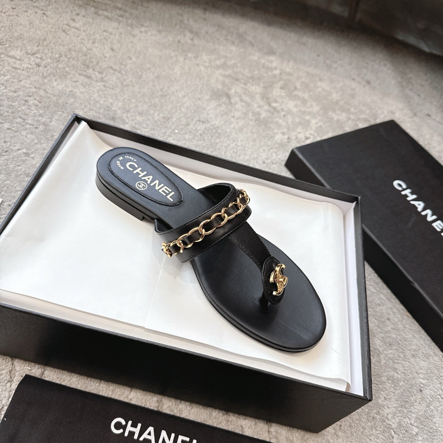 CC 26s Turnlock Chain Thong Sandals Black Sheepskin 937195