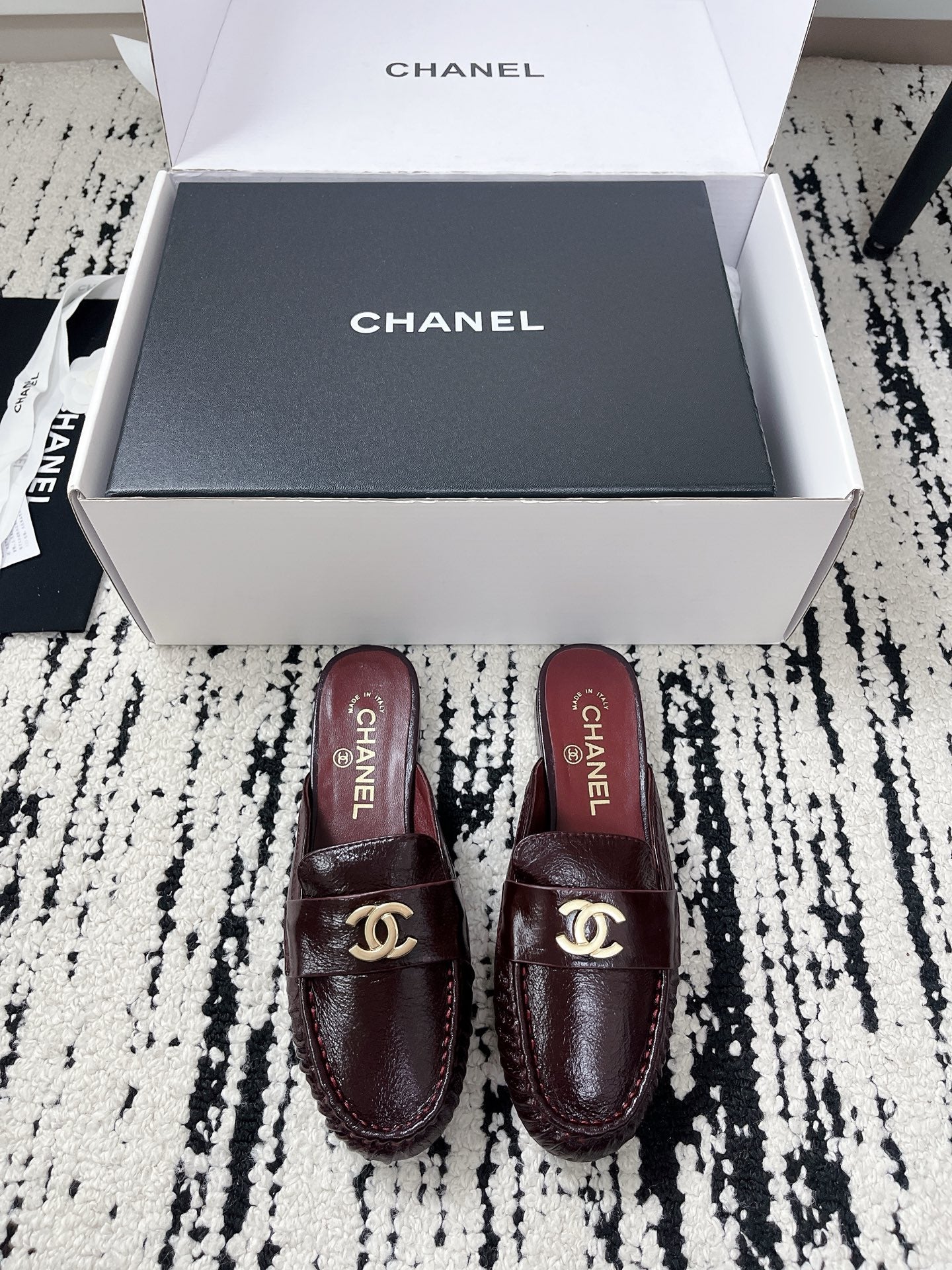 CC 26A Métiers d’art 2026 Mules Burgundy Glossy Sheepskin 900757