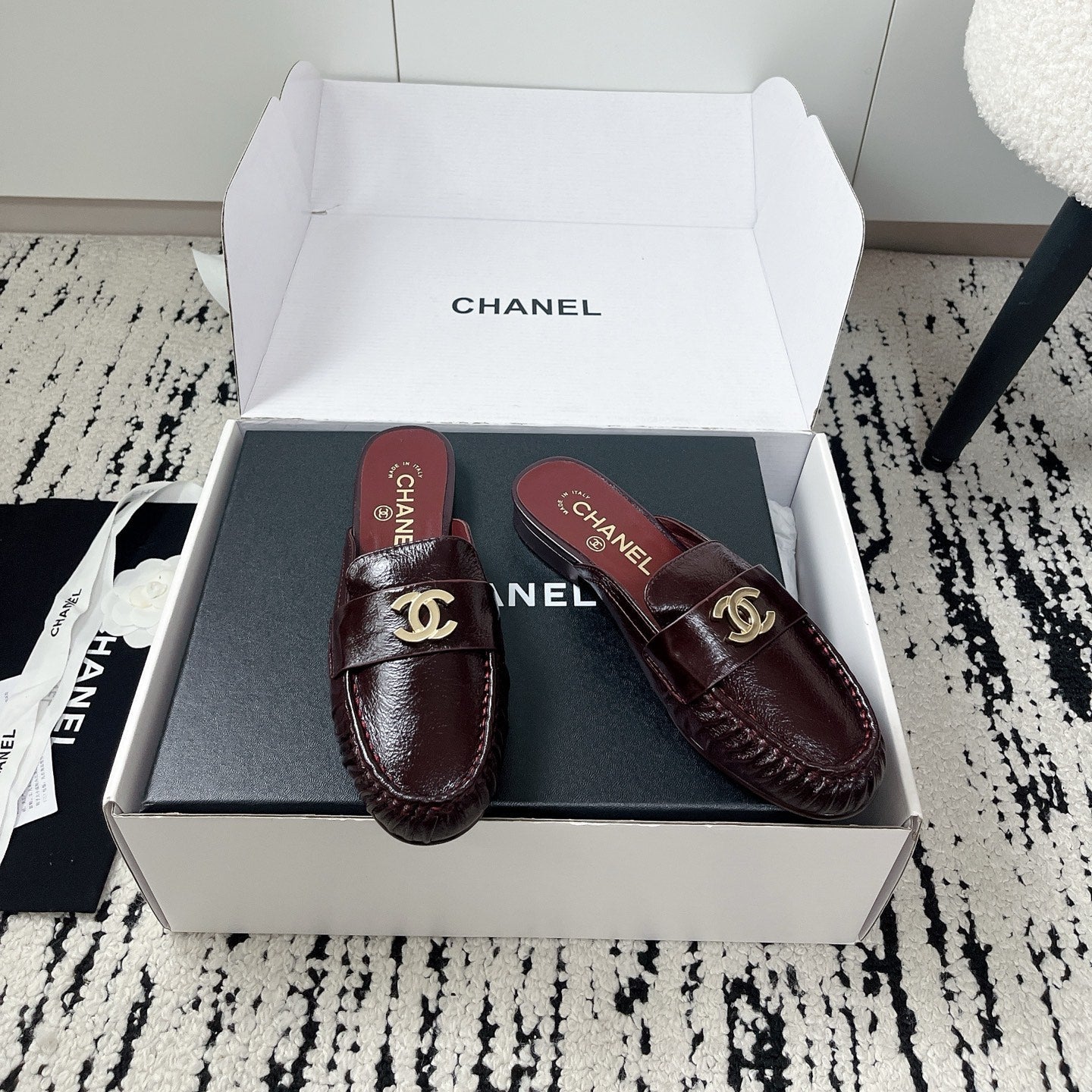 CC 26A Métiers d’art 2026 Mules Burgundy Glossy Sheepskin 900757
