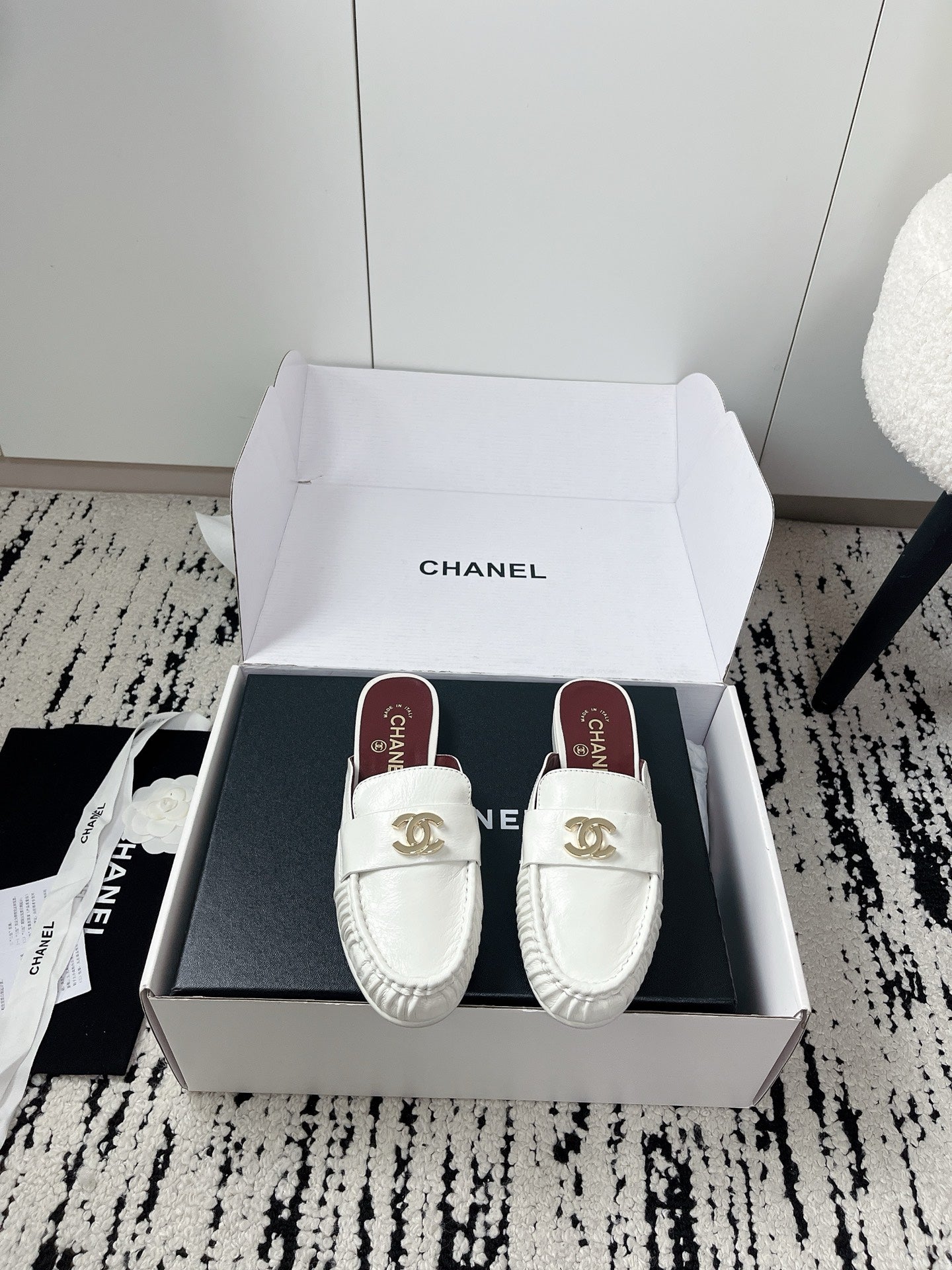 CC 26A Métiers d’art 2026 Mules White Glossy Sheepskin 900758