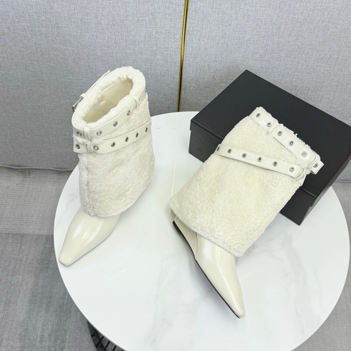 CC 26s Knight Martin Boots White Sheepskin Wool 620408