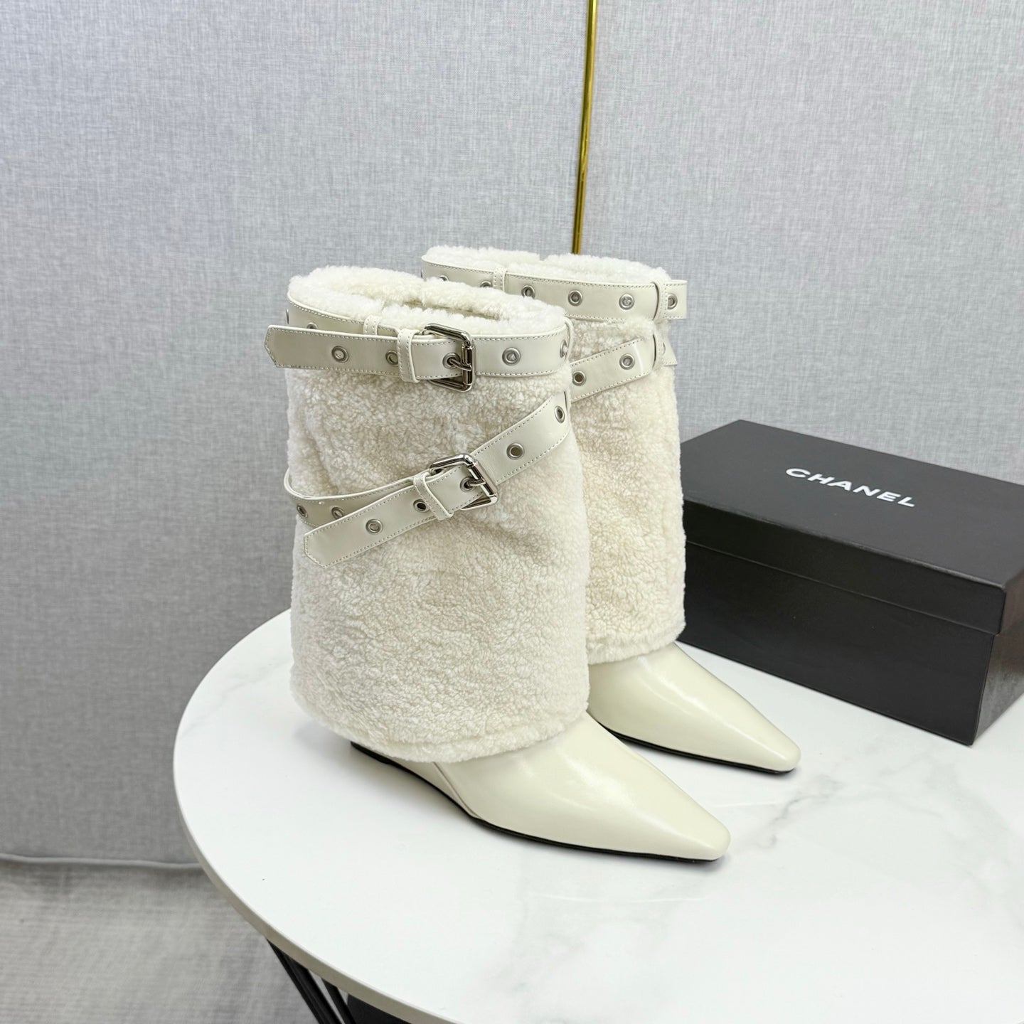 CC 26s Knight Martin Boots White Sheepskin Wool 620408